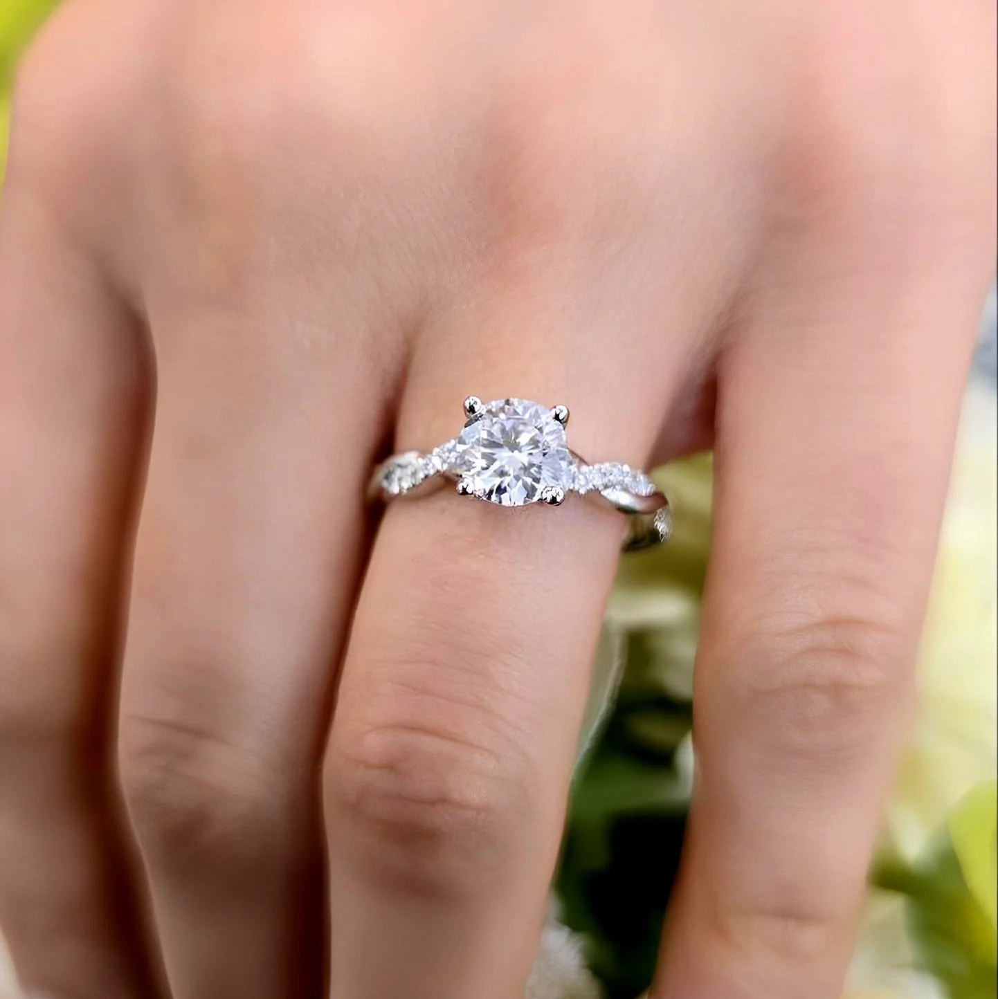 IGI Certified 1.20Carat D/VS Round & Side Diamond Twisted Shank Designer Ring - Image 4