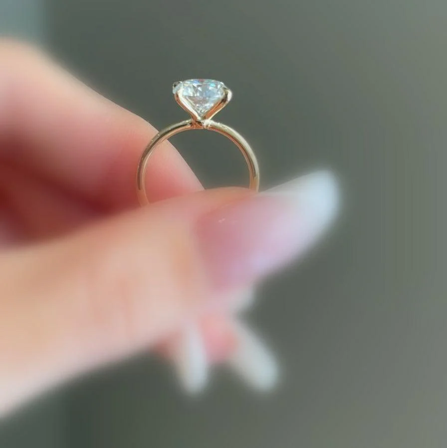 IGI Certified 1.35 Ct E/VVS Round Diamond Solitaire Engagement Ring - Image 2