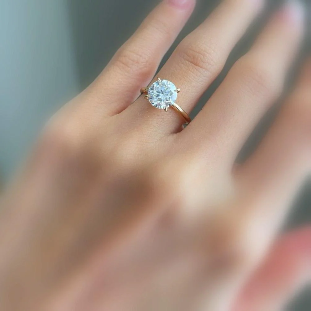 IGI Certified 1.35 Ct E/VVS Round Diamond Solitaire Engagement Ring - Image 4