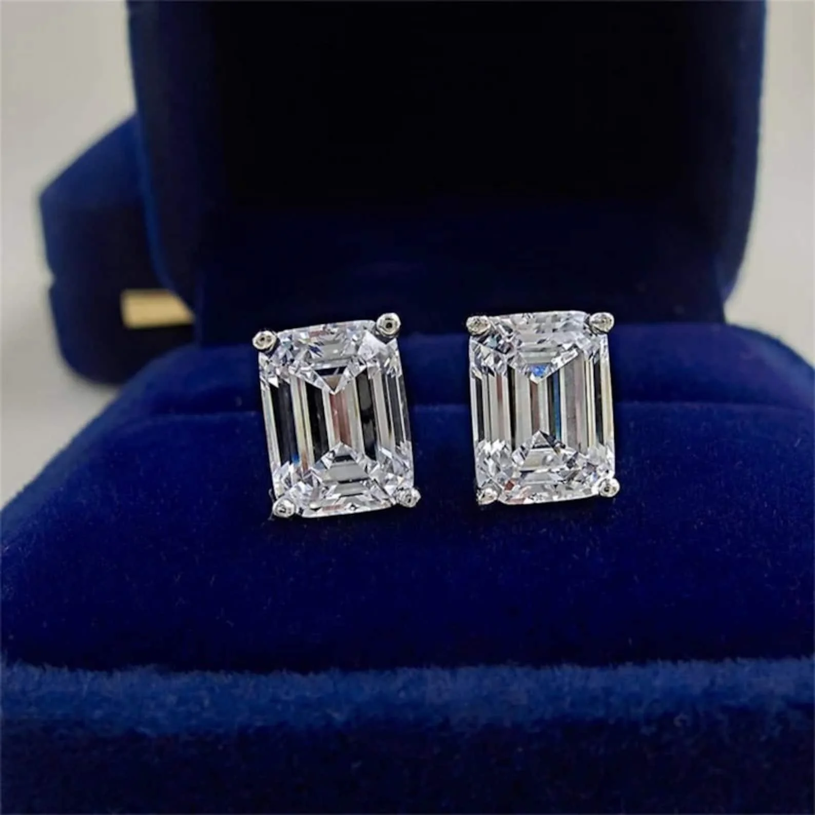 IGI Certified 2.00 Carat E/VS Emerald Diamond Stud Earrings in Platinum / 18k Gold - Image 3