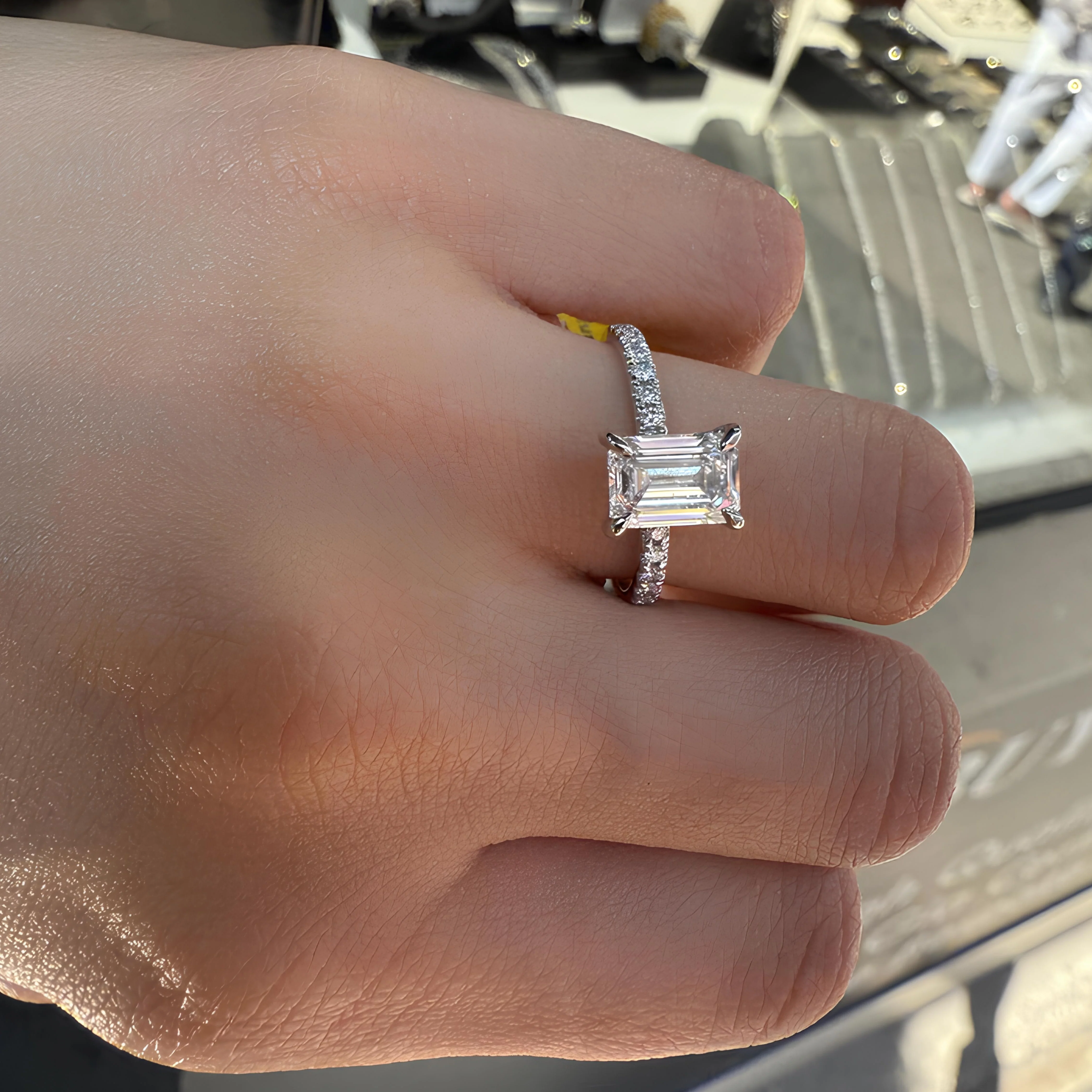 IGI Certified 2.00Ct F/VS Emerald With Side Round Diamond Engagement Ring In Platinum (950) - Image 3