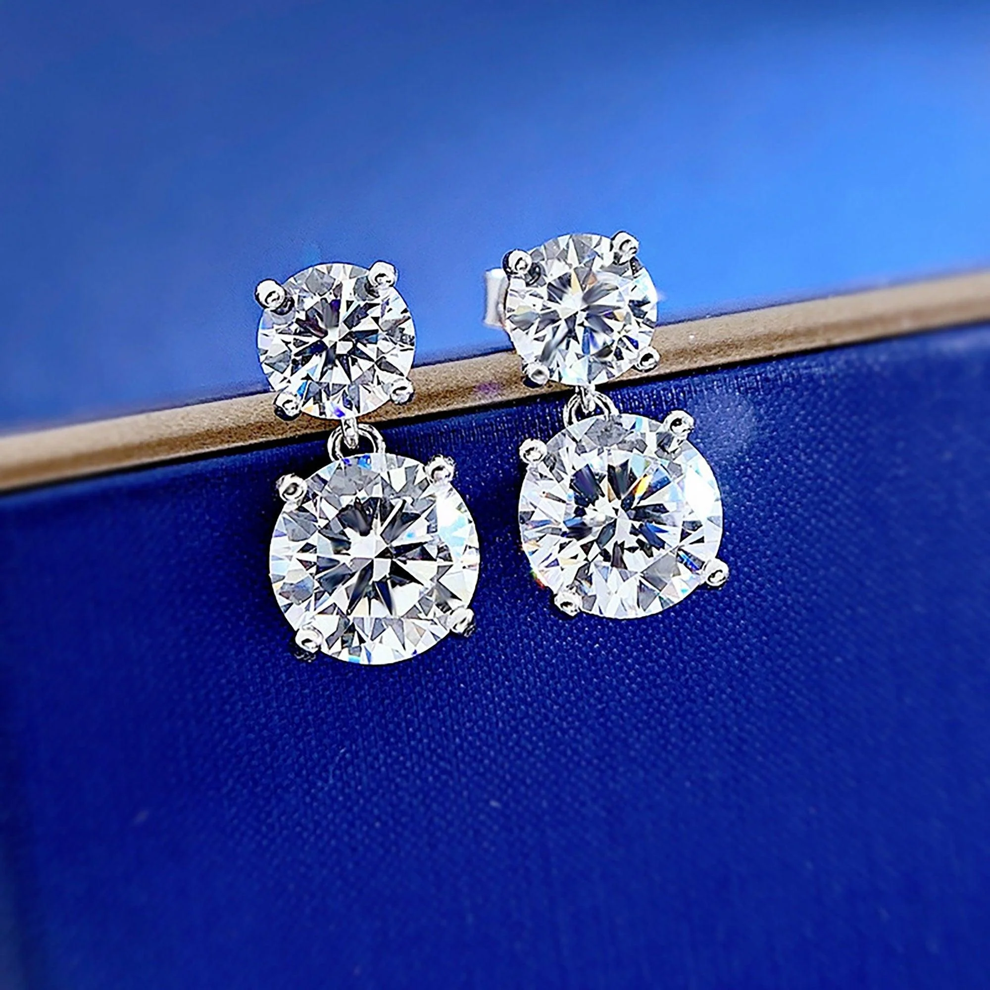 IGI Certified 3-12 Carat E/VS Round Diamond Drop and Dangle Earrings in 18k White Gold - Image 4