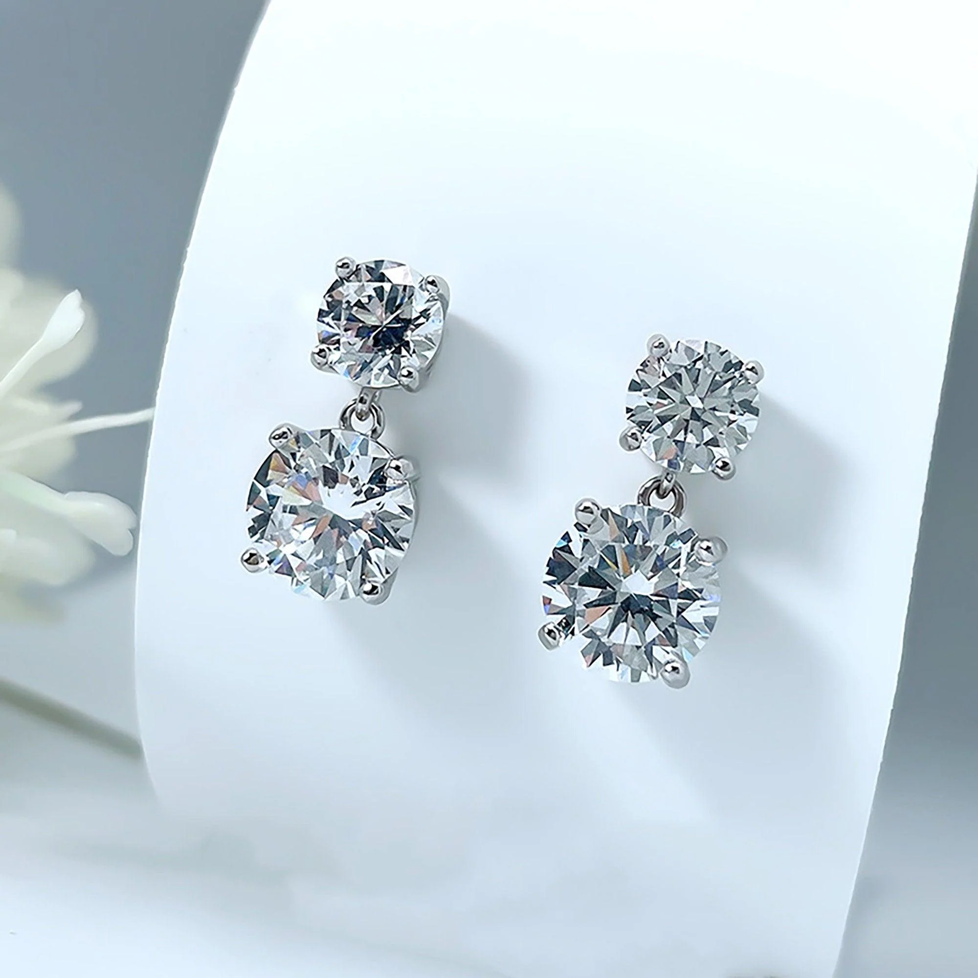 IGI Certified 3-12 Carat E/VS Round Diamond Drop and Dangle Earrings in 18k White Gold - Image 5