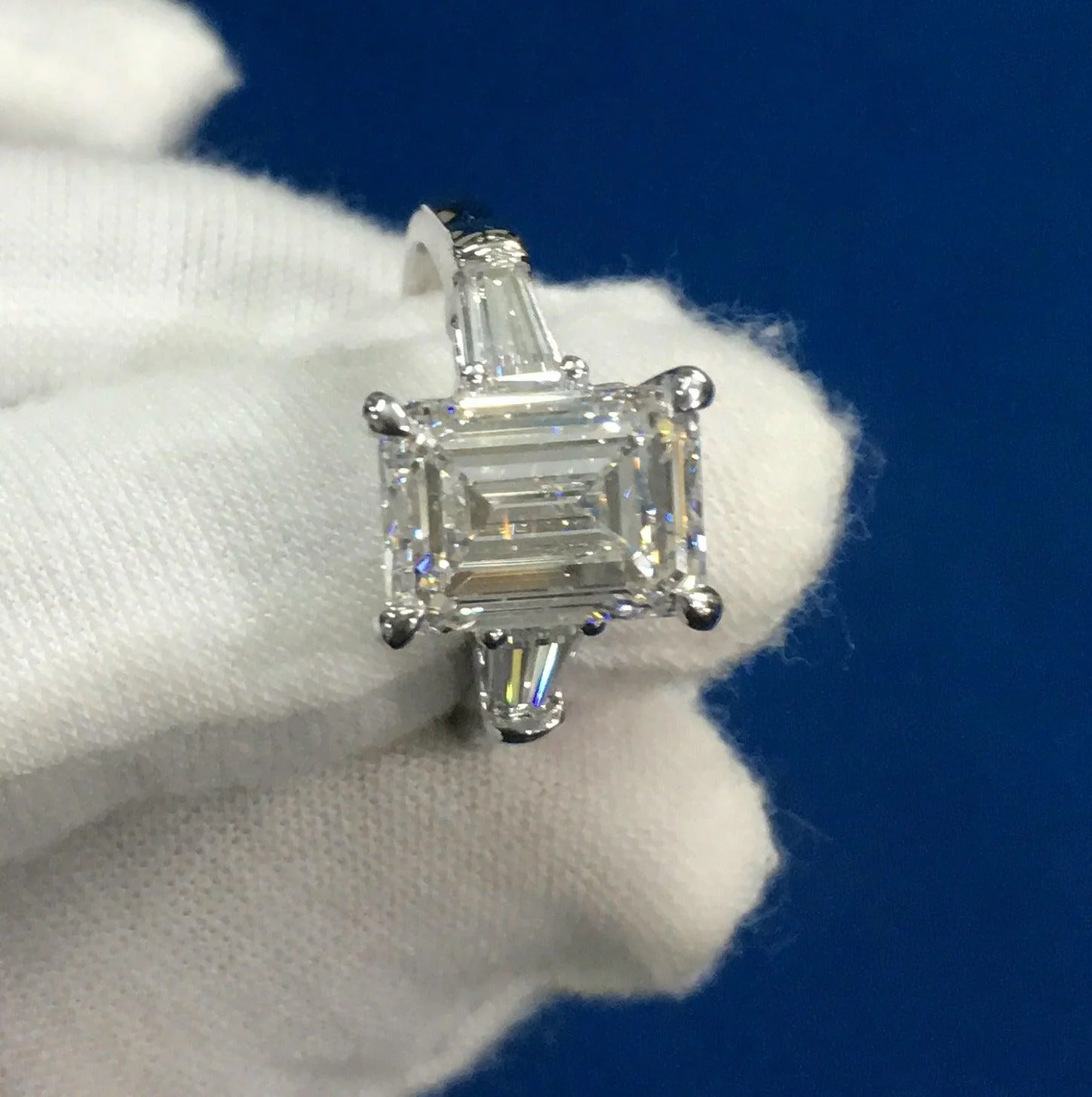 IGI Certified Emerald & Side Diamond Trilogy Ring Platinum 2.50Ct - 3.50Ct - Image 3