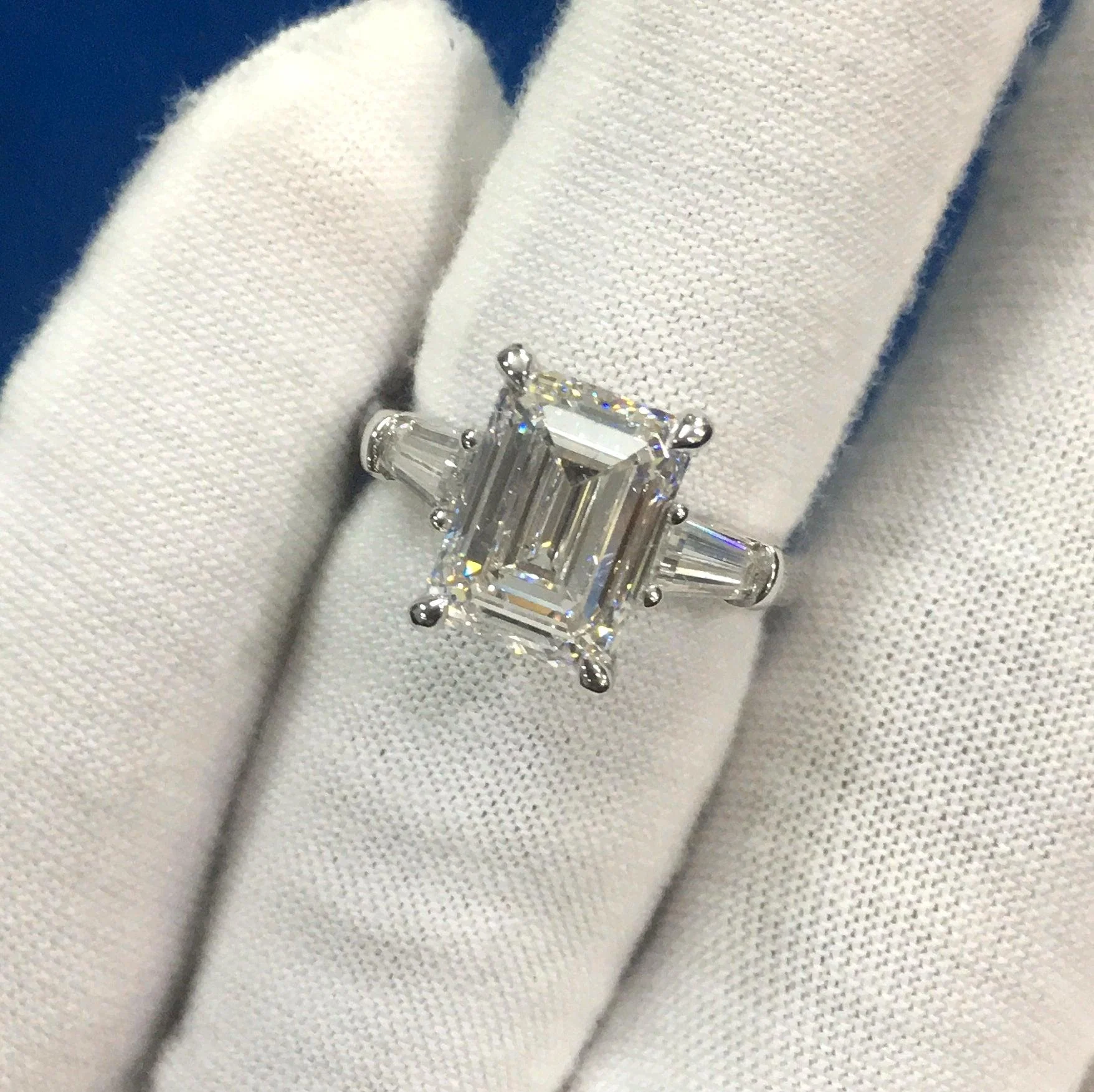 IGI Certified Emerald & Side Diamond Trilogy Ring Platinum 2.50Ct - 3.50Ct - Image 4