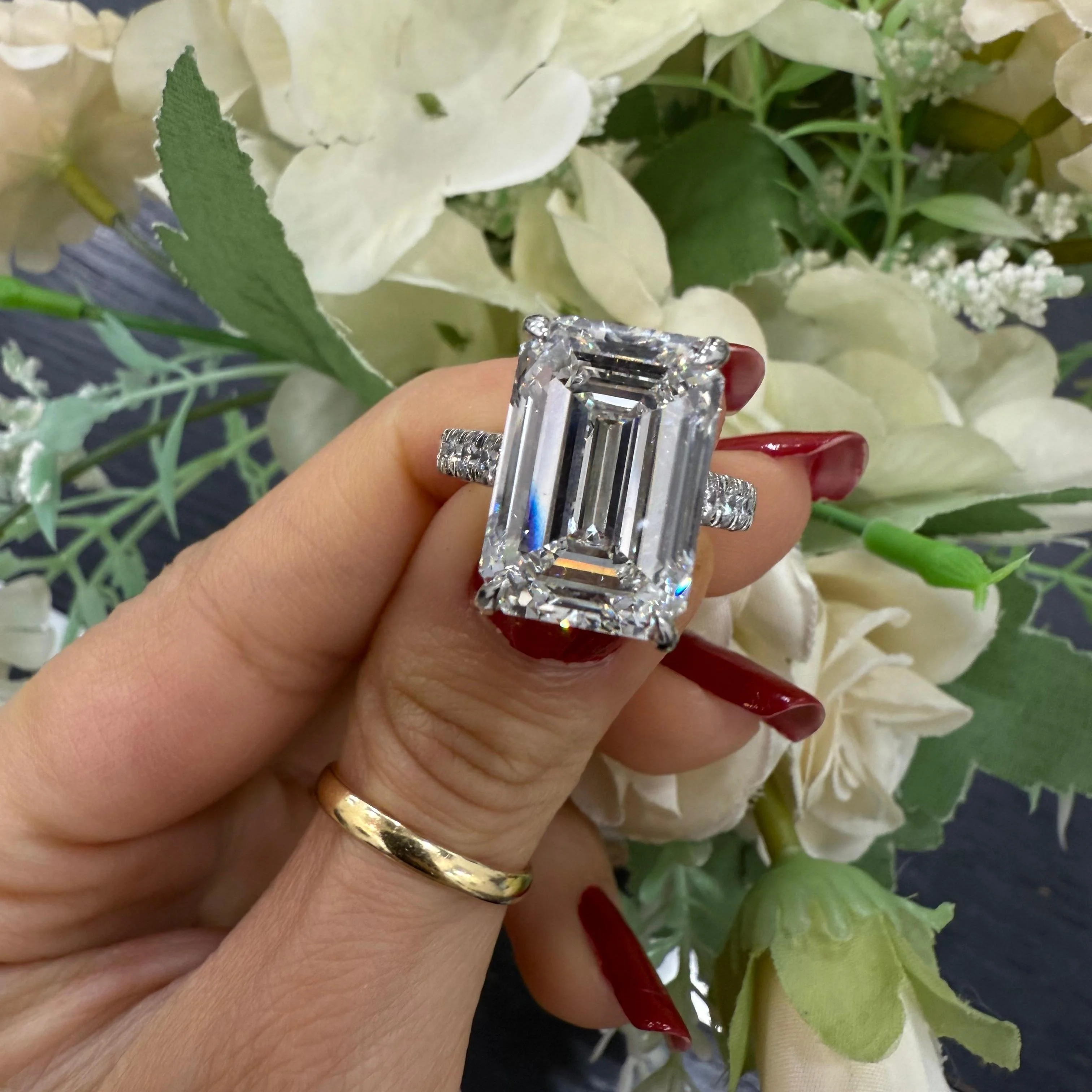 IGI Certified 15.25CT Emerald Diamond Engagement Ring In Platinum - Image 2