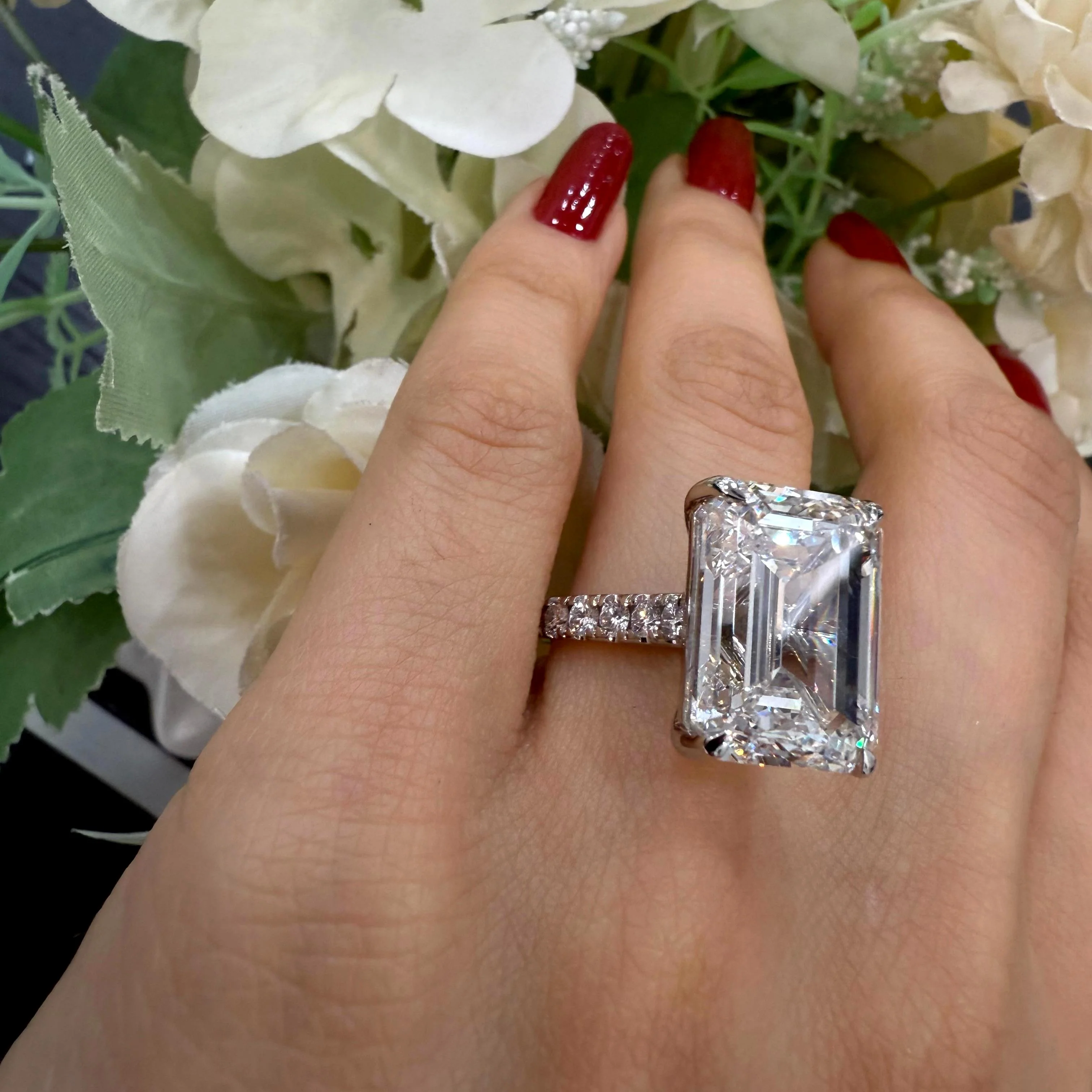 IGI Certified 15.25CT Emerald Diamond Engagement Ring In Platinum - Image 4