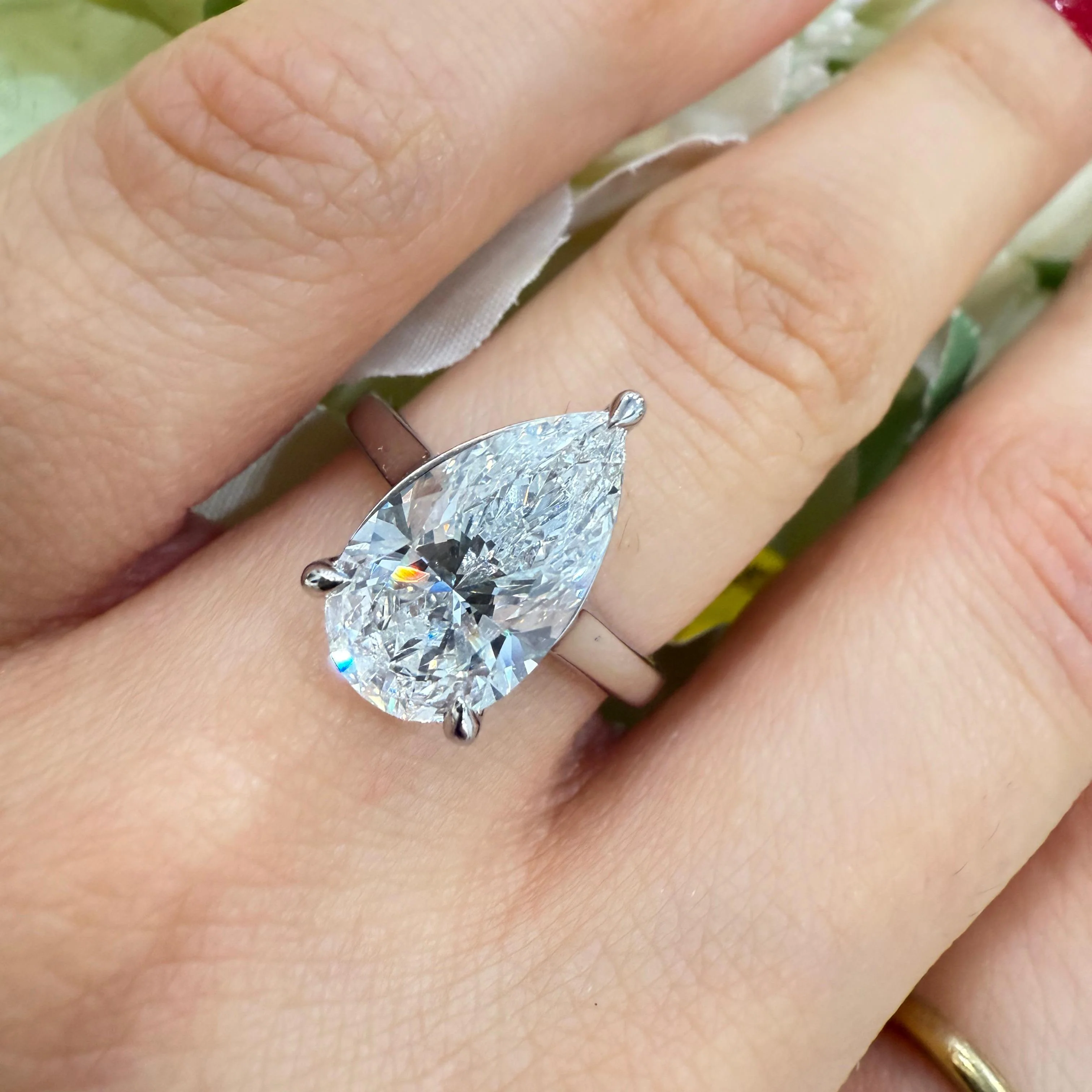E/VS 3.00CT IGI Certified Lab Grown Pear Diamond Solitaire Engagement Ring in Platinum - Image 8