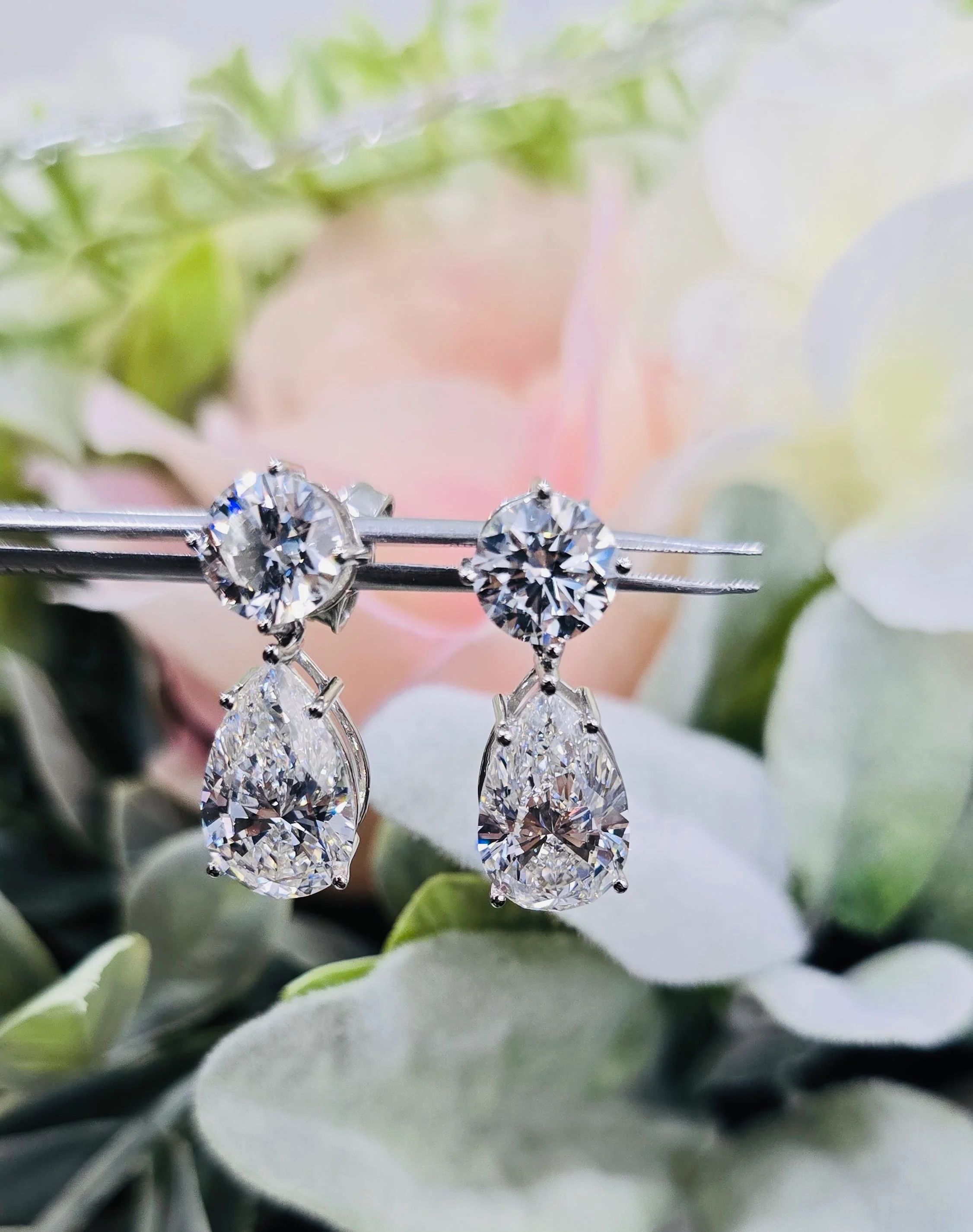 IGI Certified 14.00 Carat Pear & Round Diamond Drop and Dangle Earrings in Platinum - Image 4