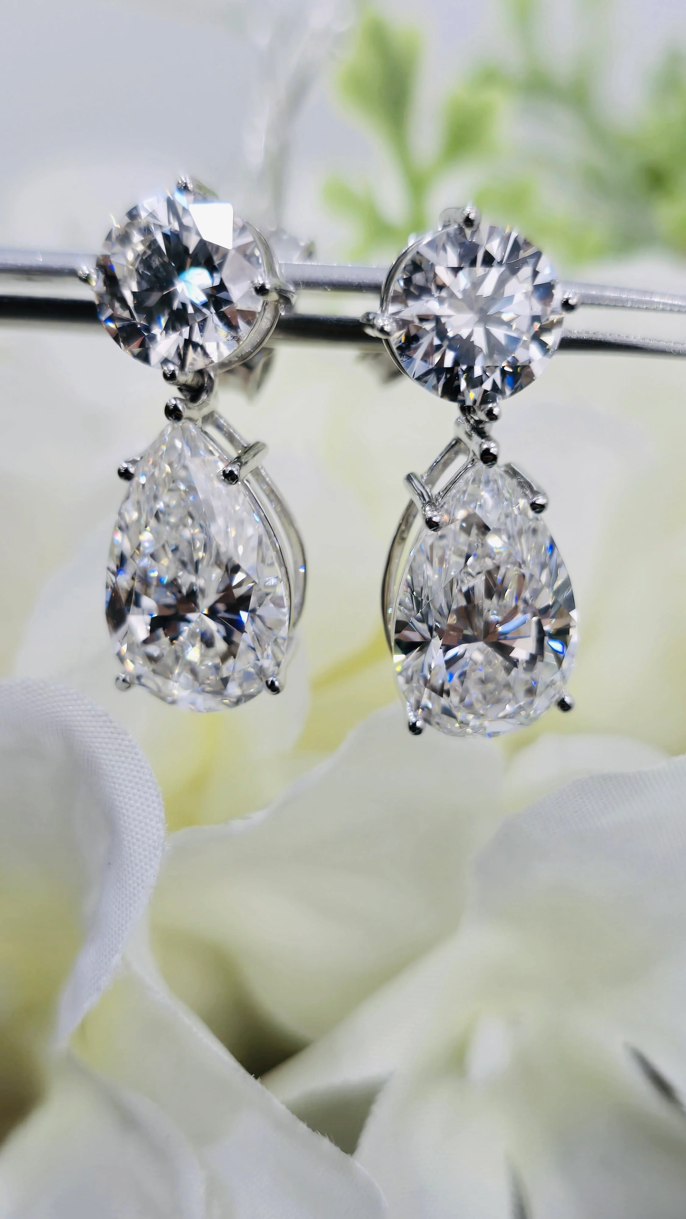 IGI Certified 14.00 Carat Pear & Round Diamond Drop and Dangle Earrings in Platinum - Image 5