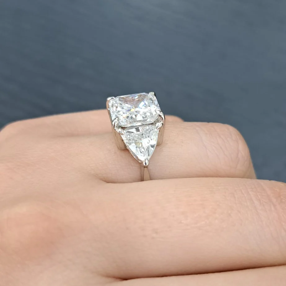 Clearance E/VS 6.00Ct IGI Certified Radiant Cut Diamond Trilogy Ring In Platinum - Image 3
