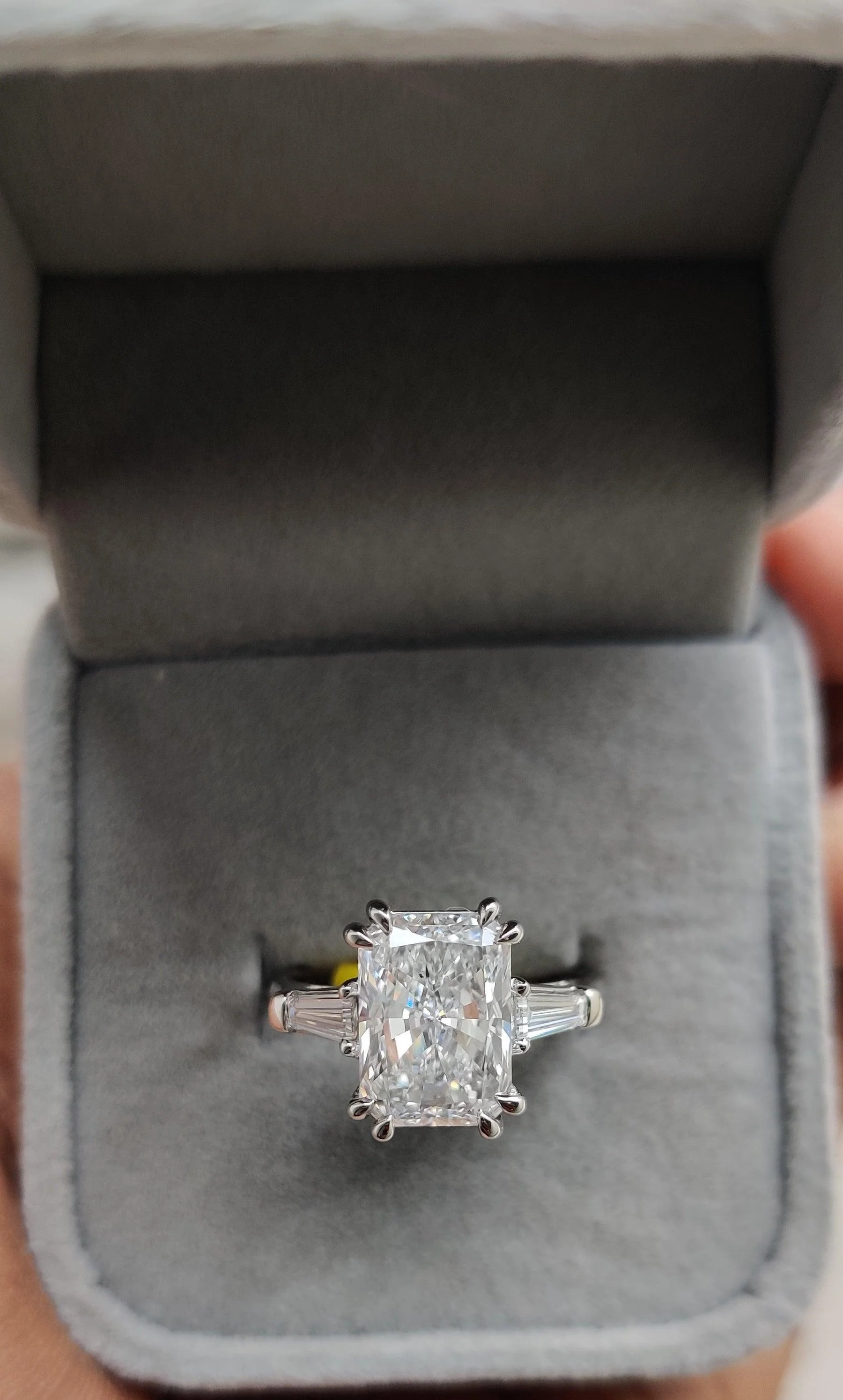 IGI Certified Radiant & Diamond Trilogy Ring Platinum 4.00Ct - 6.00Ct - Image 4