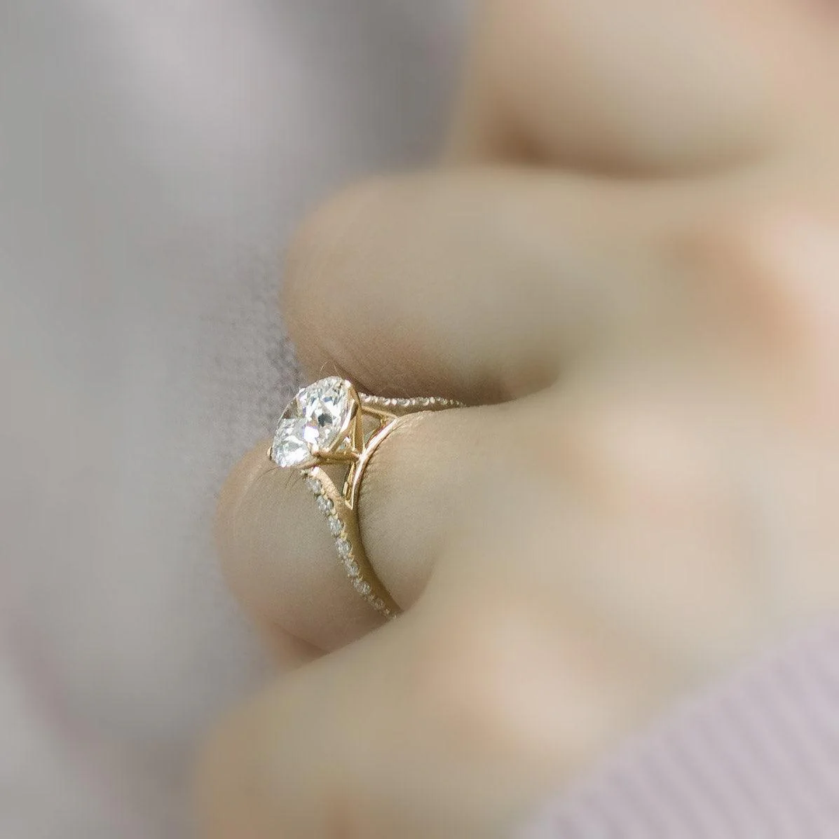 IGI Certified 3.75Ct Round Diamond Engagement Ring in 18k Yellow Gold - Image 3