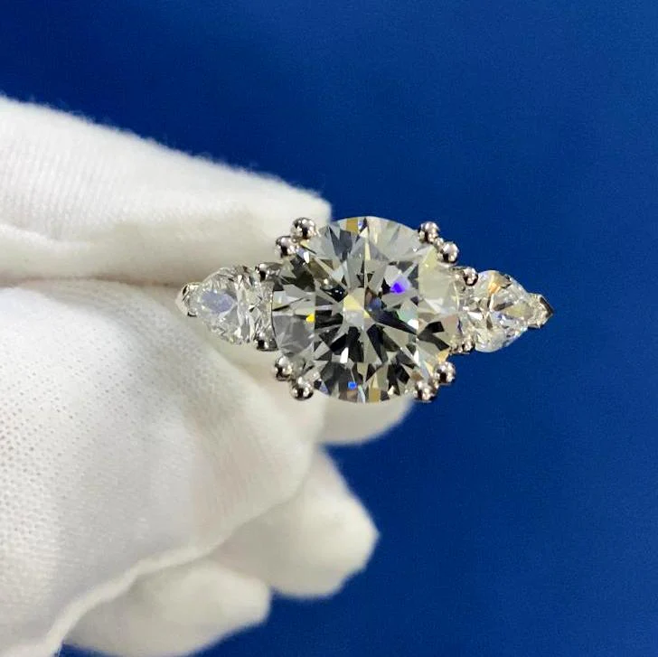 IGI Certified 6.50ct - 7.50ct Lab Grown Round Diamond Trilogy Engagement Ring in Platinum - Image 5