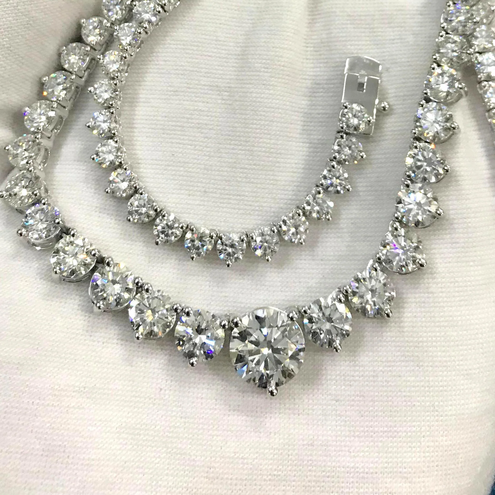 D/VS 30Carat Lab Diamond Graduated Necklace in Hallmarked 18k White Gold 36 Grams - Image 3