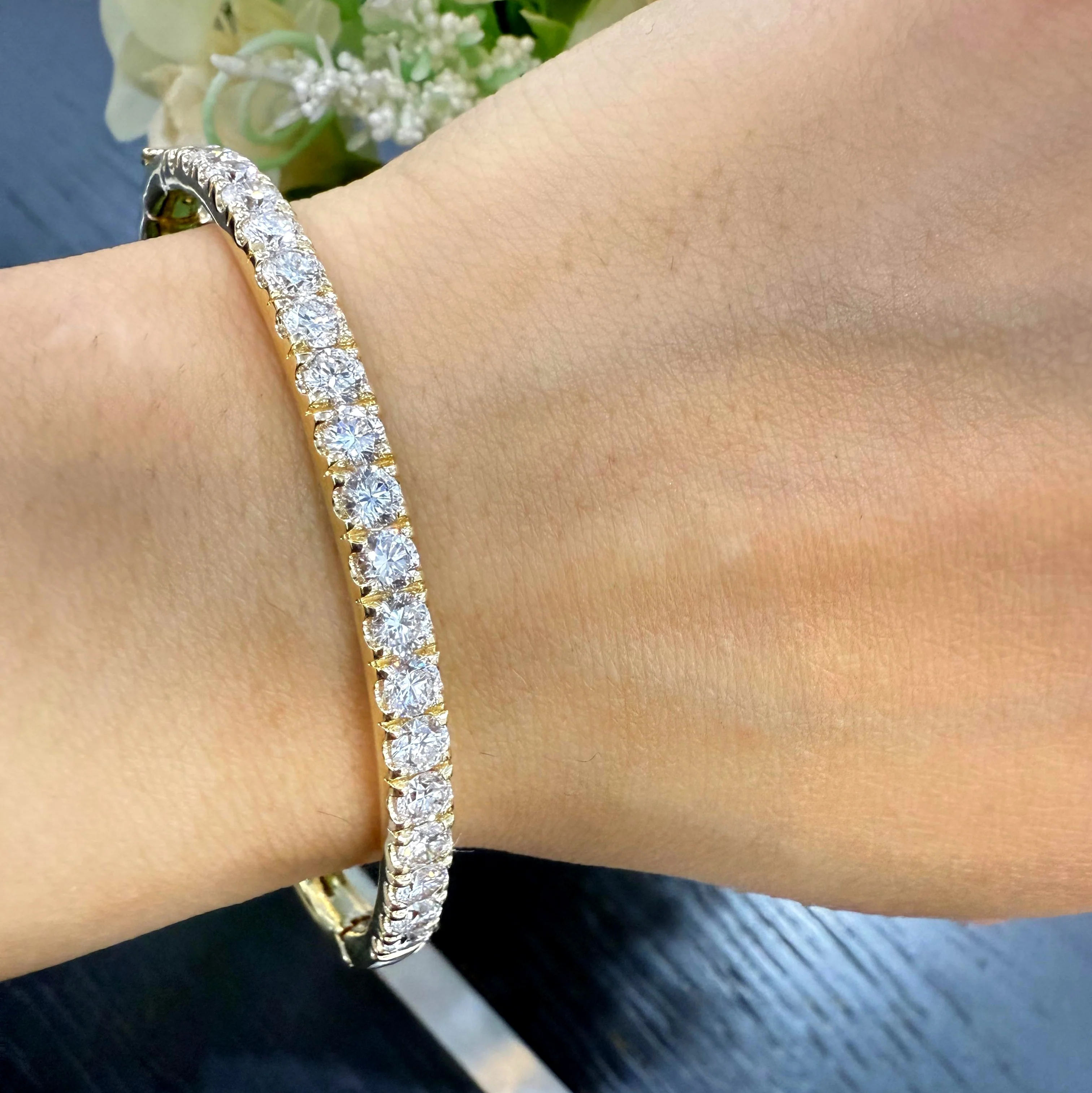 4.00CT D/VS Lab Grown Round Diamond Claw Set Tennis Bangle In Yellow Gold