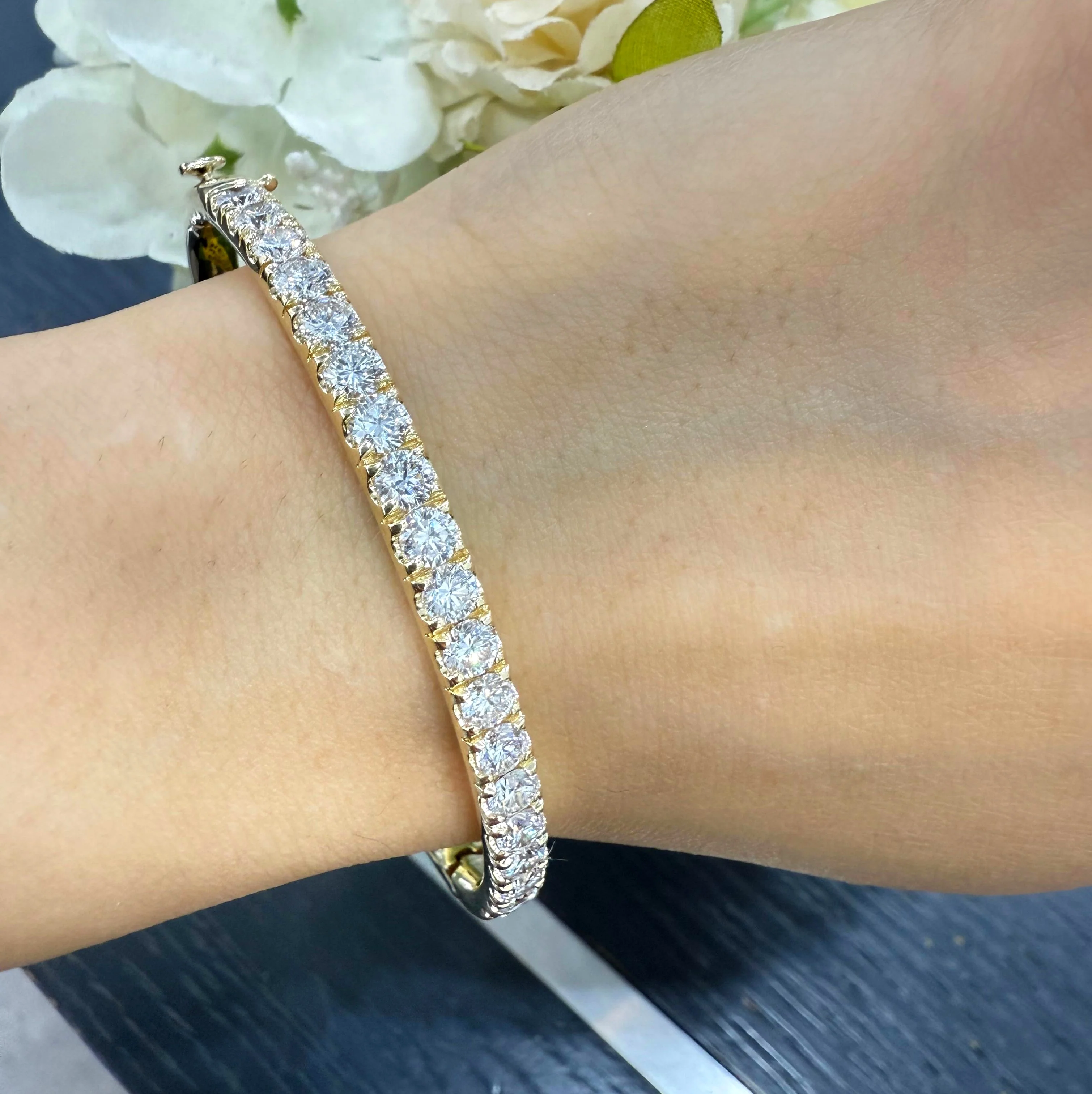 4.00CT D/VS Lab Grown Round Diamond Claw Set Tennis Bangle In Yellow Gold - Image 2