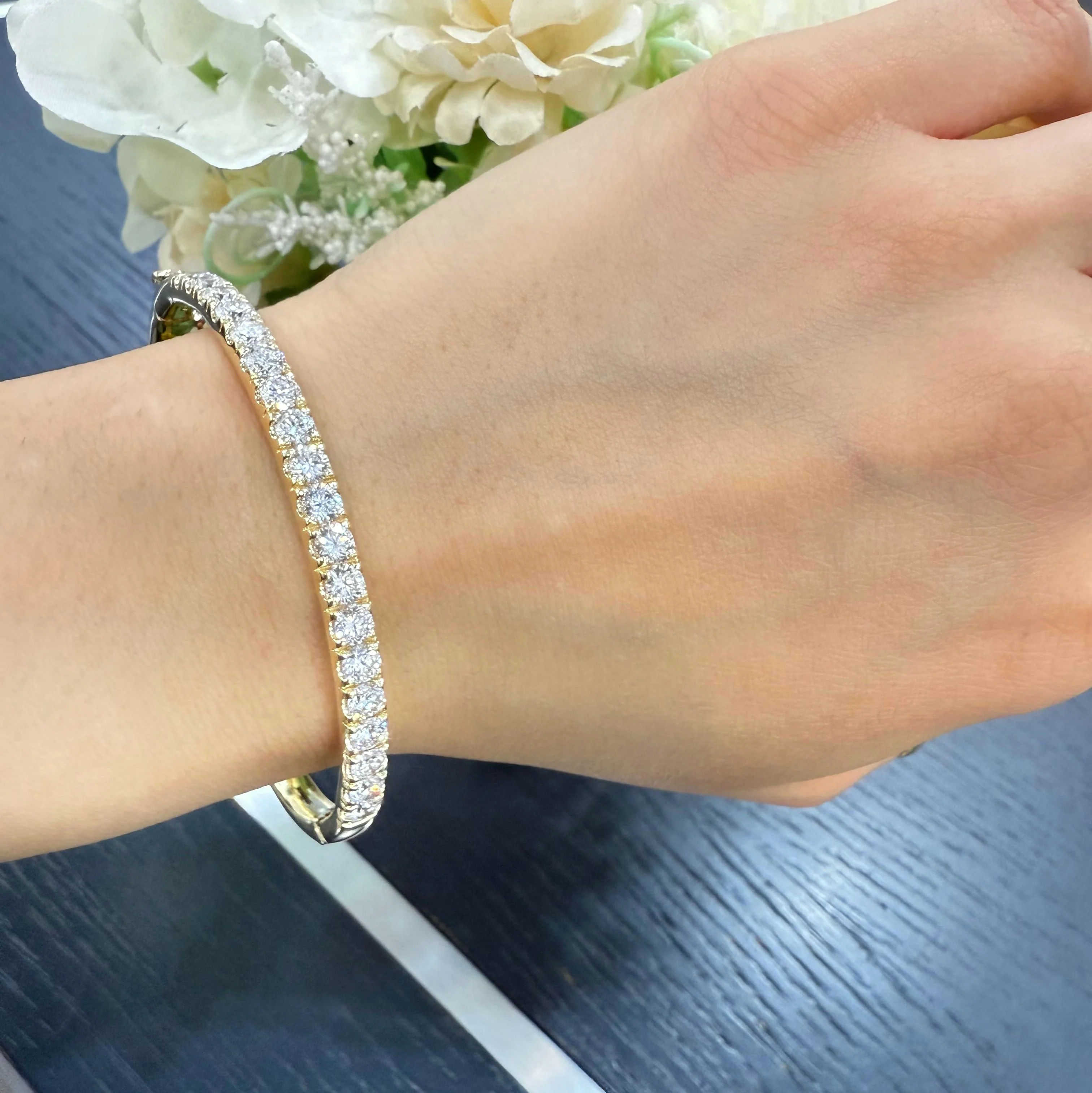 4.00CT D/VS Lab Grown Round Diamond Claw Set Tennis Bangle In Yellow Gold - Image 3