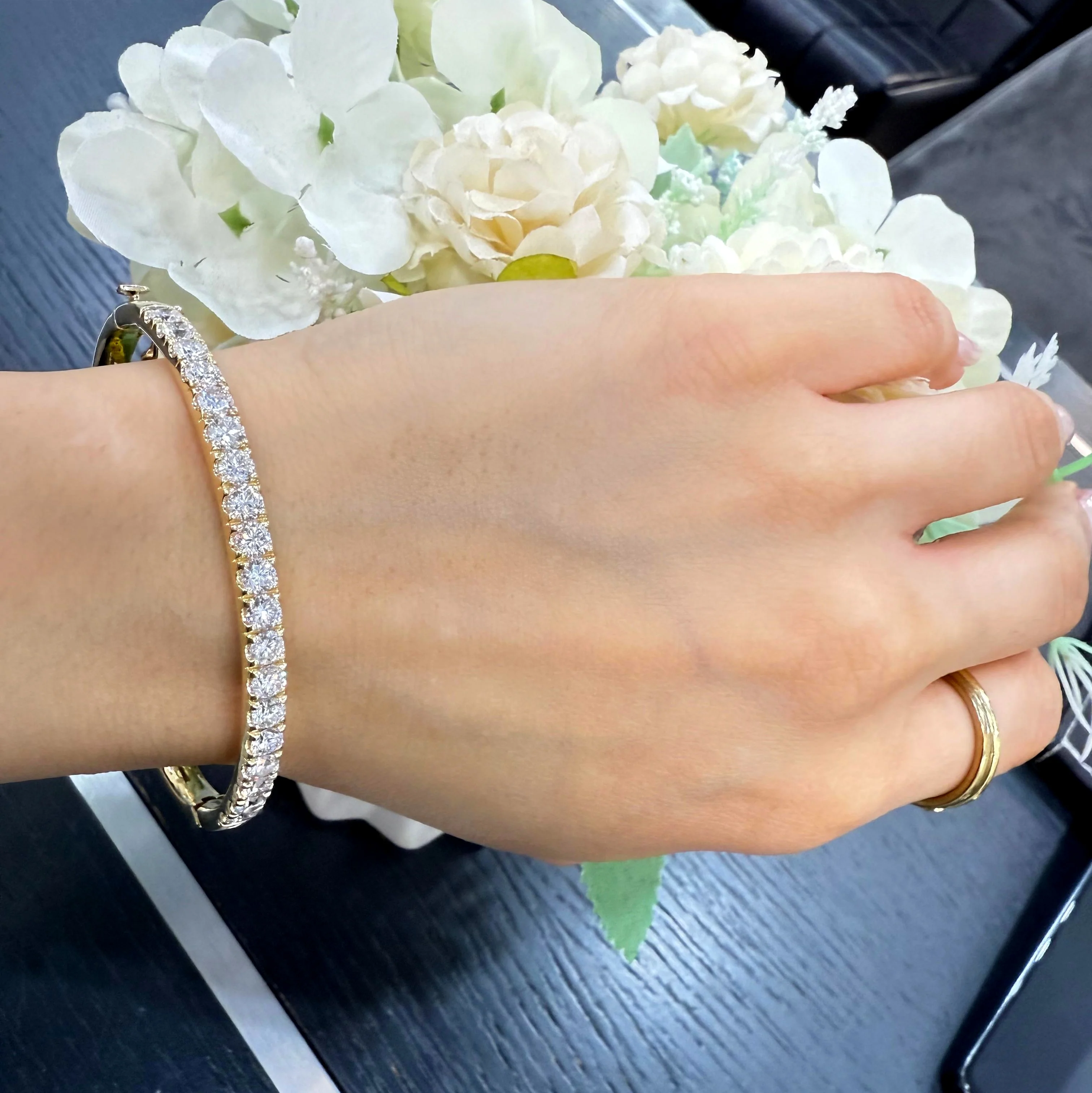 4.00CT D/VS Lab Grown Round Diamond Claw Set Tennis Bangle In Yellow Gold - Image 4