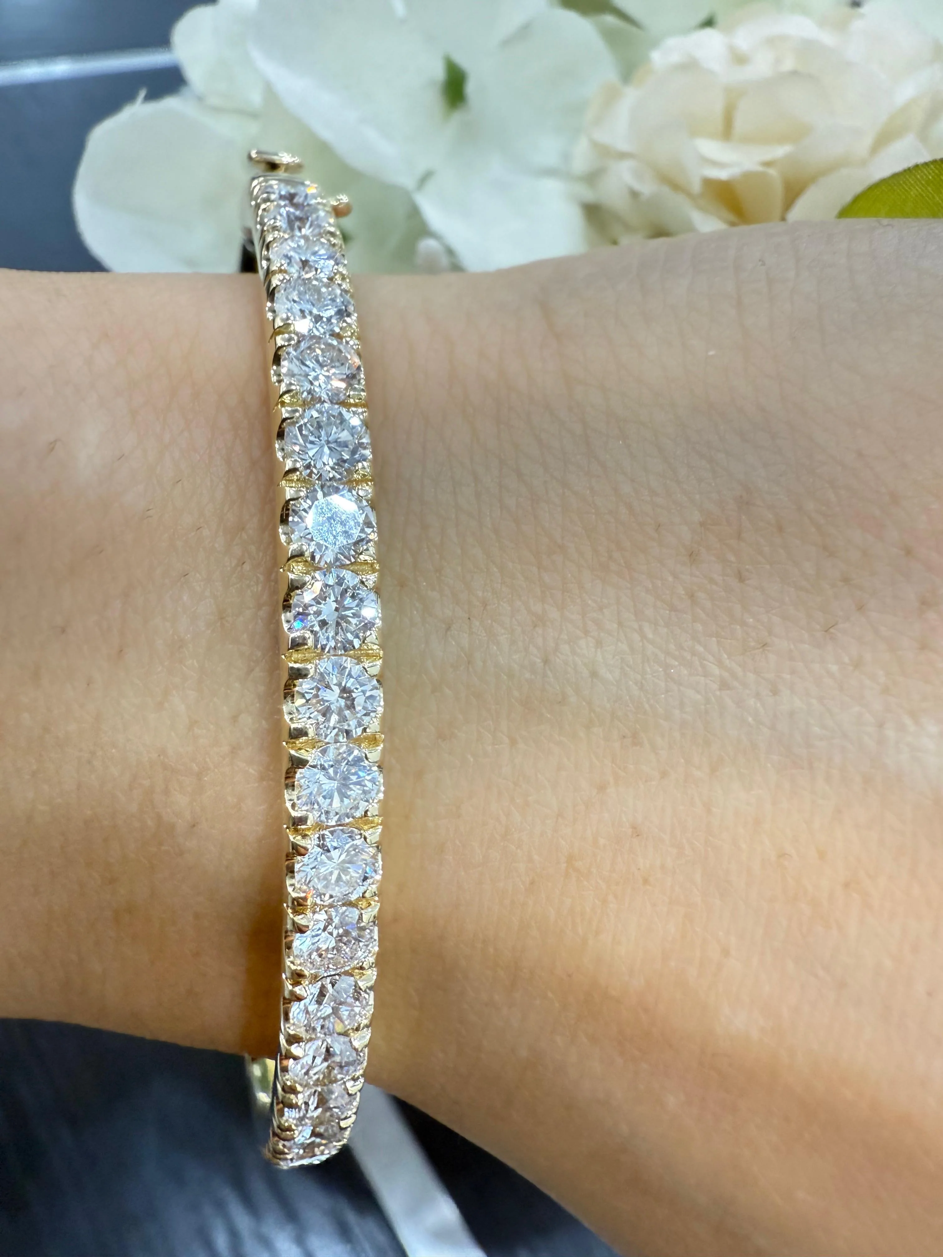 4.00CT D/VS Lab Grown Round Diamond Claw Set Tennis Bangle In Yellow Gold - Image 5