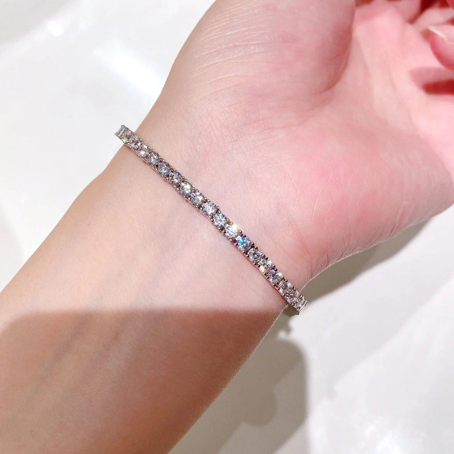 D/VVS 6.00 ct Lab Diamond Claw Set Tennis Bracelet in 9k Gold 7in