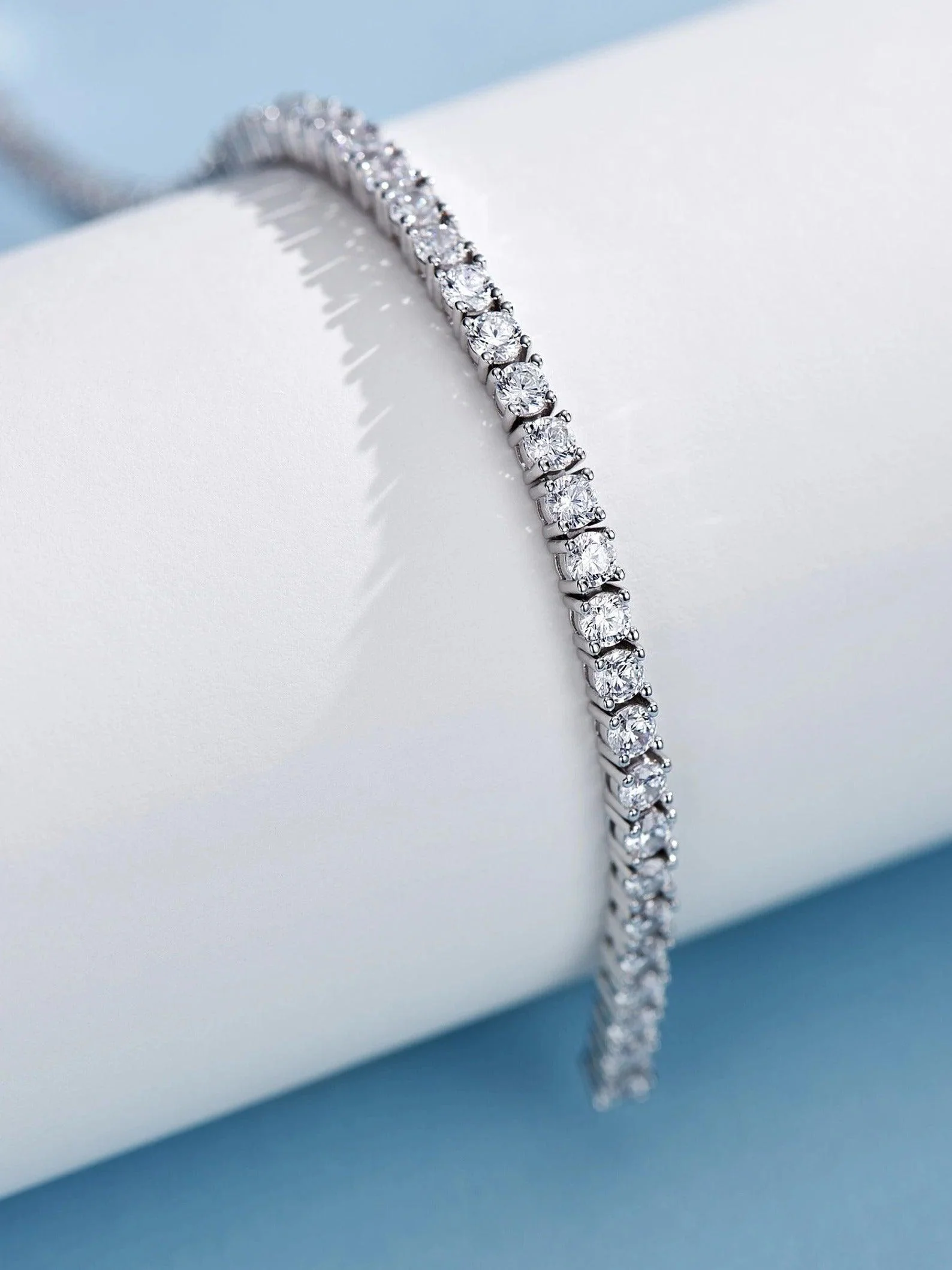 D/VVS 6.00 ct Lab Diamond Claw Set Tennis Bracelet in 9k Gold 7in - Image 2