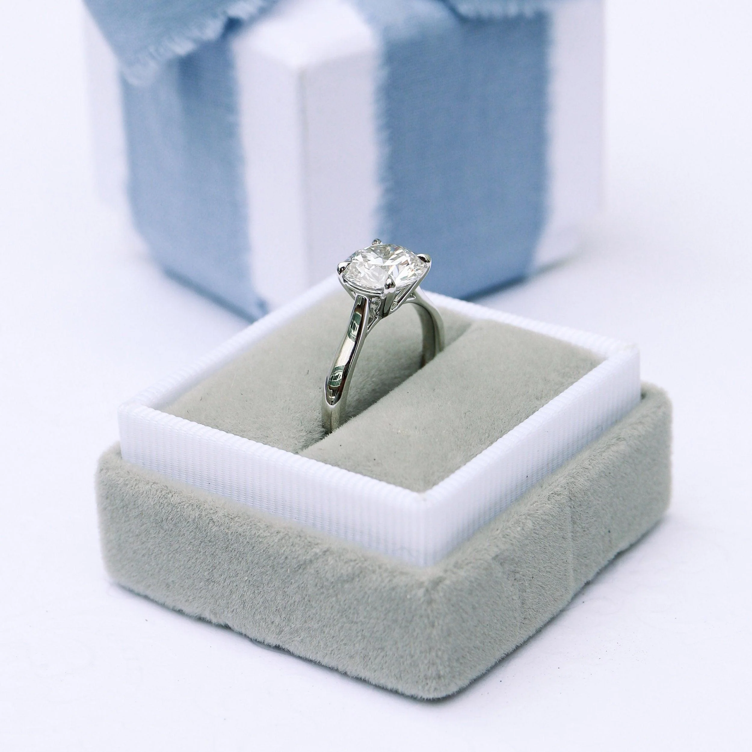 Last Piece ! IGI Certified 5.00Ct Huge Lab Grown Round Diamond Solitaire Engagement Ring in Platinum - Image 3