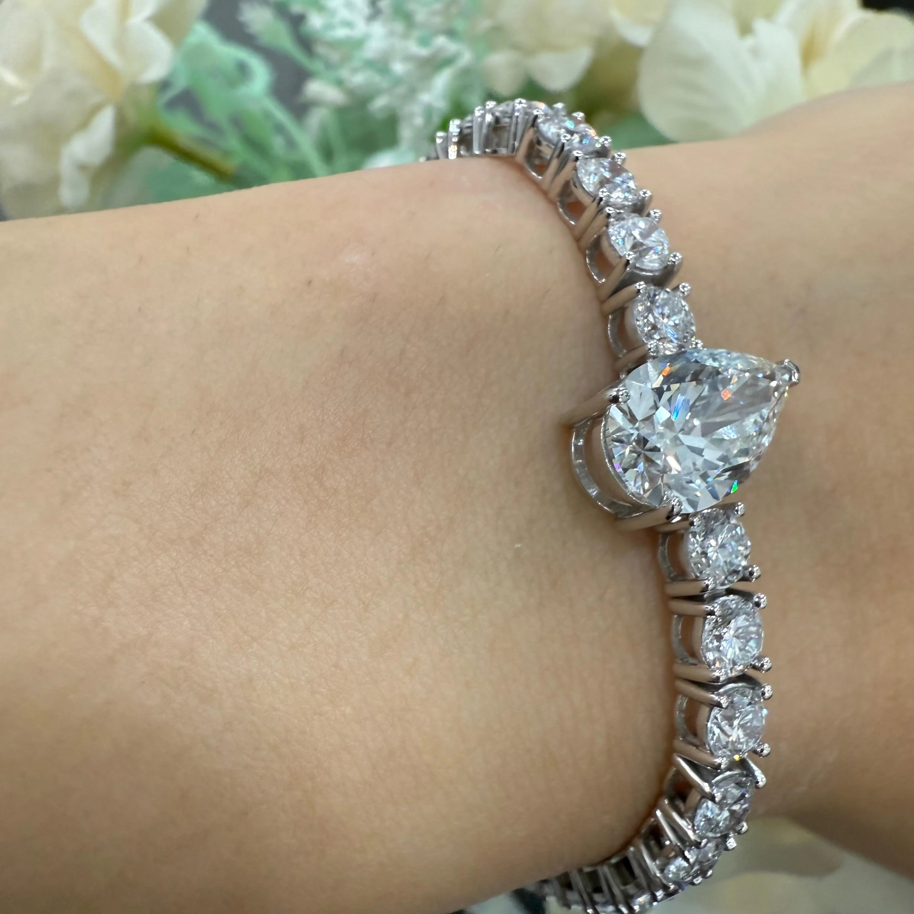 11.86Ct Pear and Round Lab Diamond Tennis Bracelet In 9k White Gold 7inch - Image 9