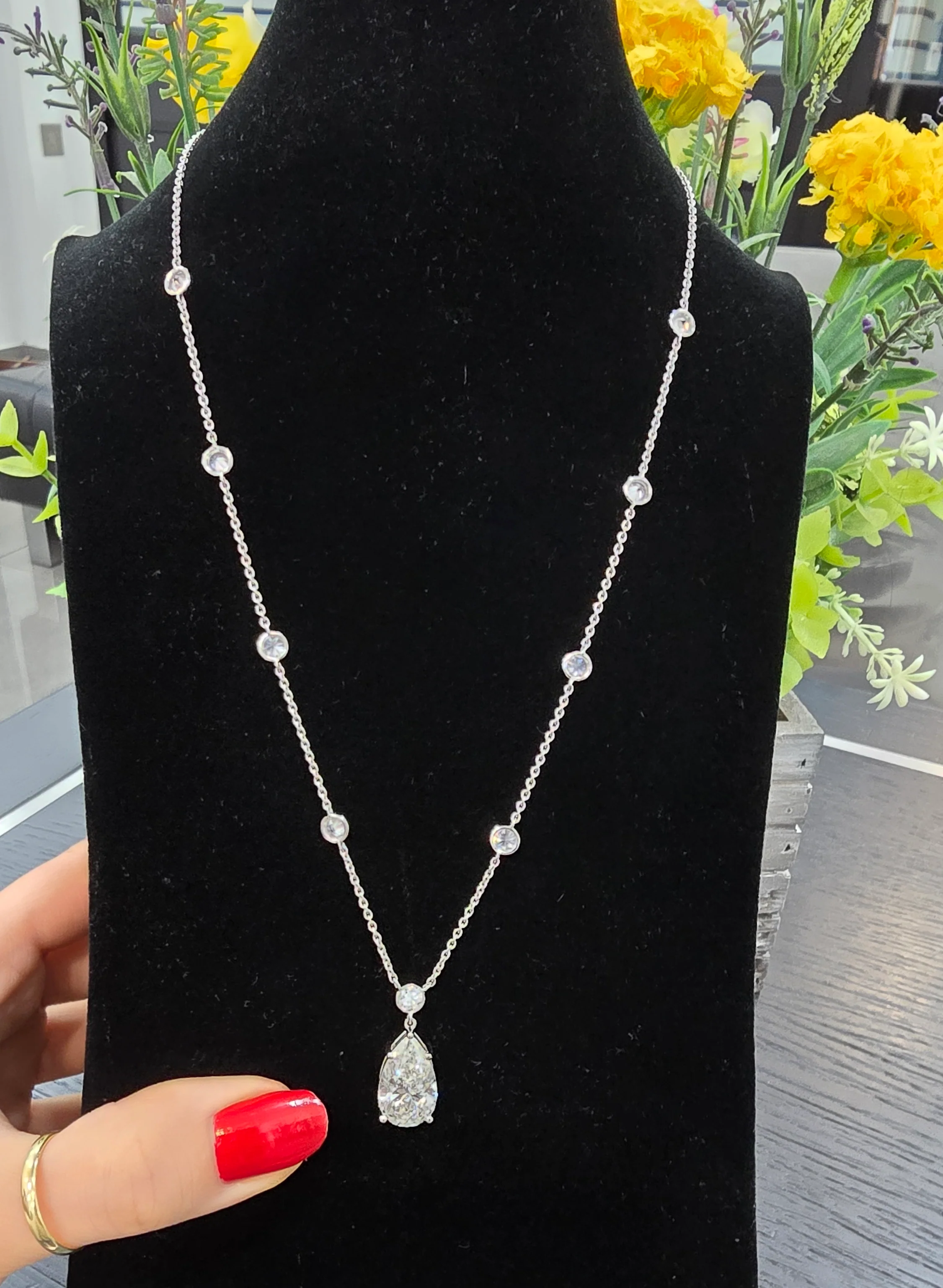 IGI Certified 9.00 Ct Pear Lab Grown Diamond Necklace in White Gold - Image 4