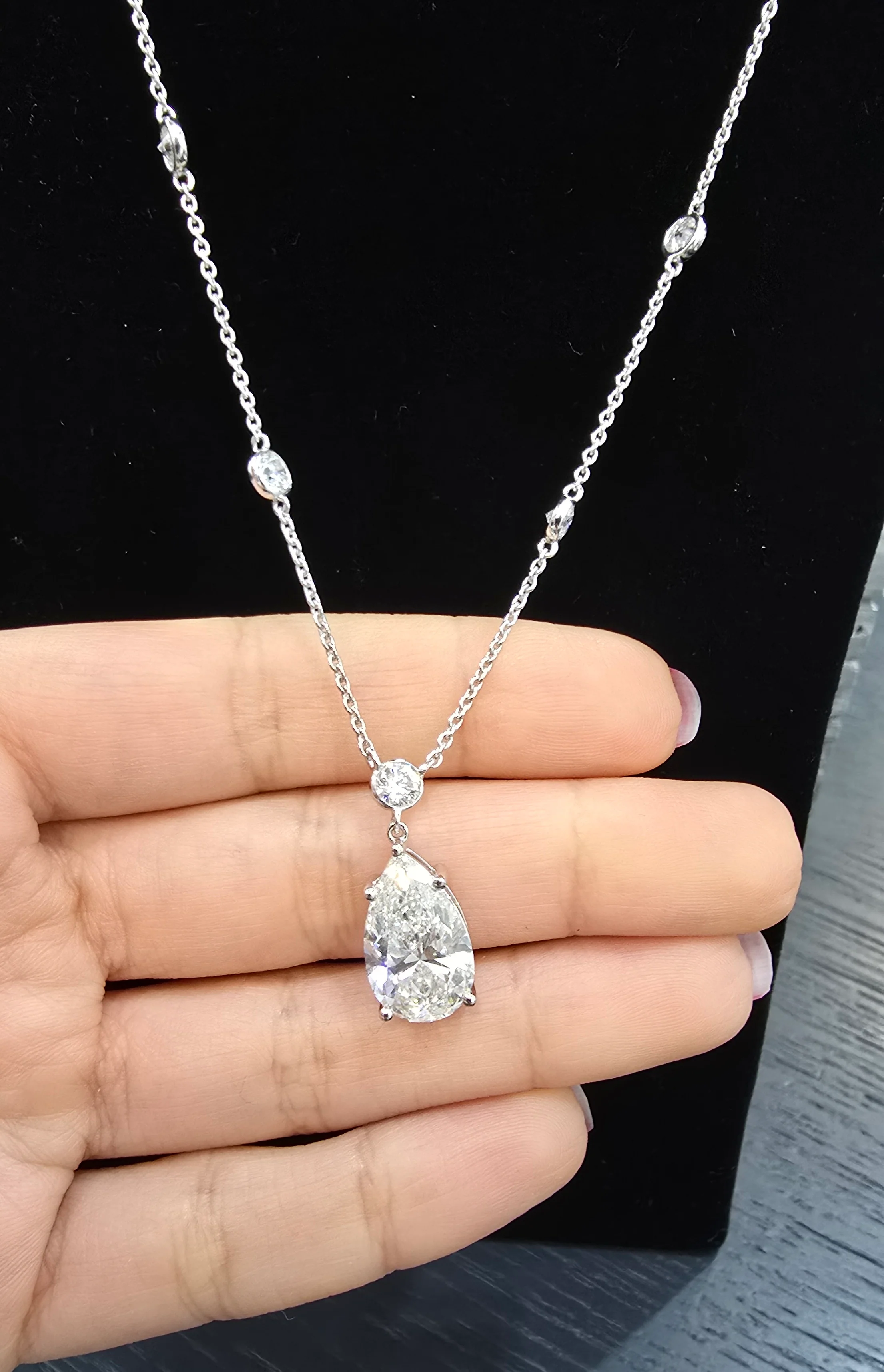 IGI Certified 9.00 Ct Pear Lab Grown Diamond Necklace in White Gold - Image 5