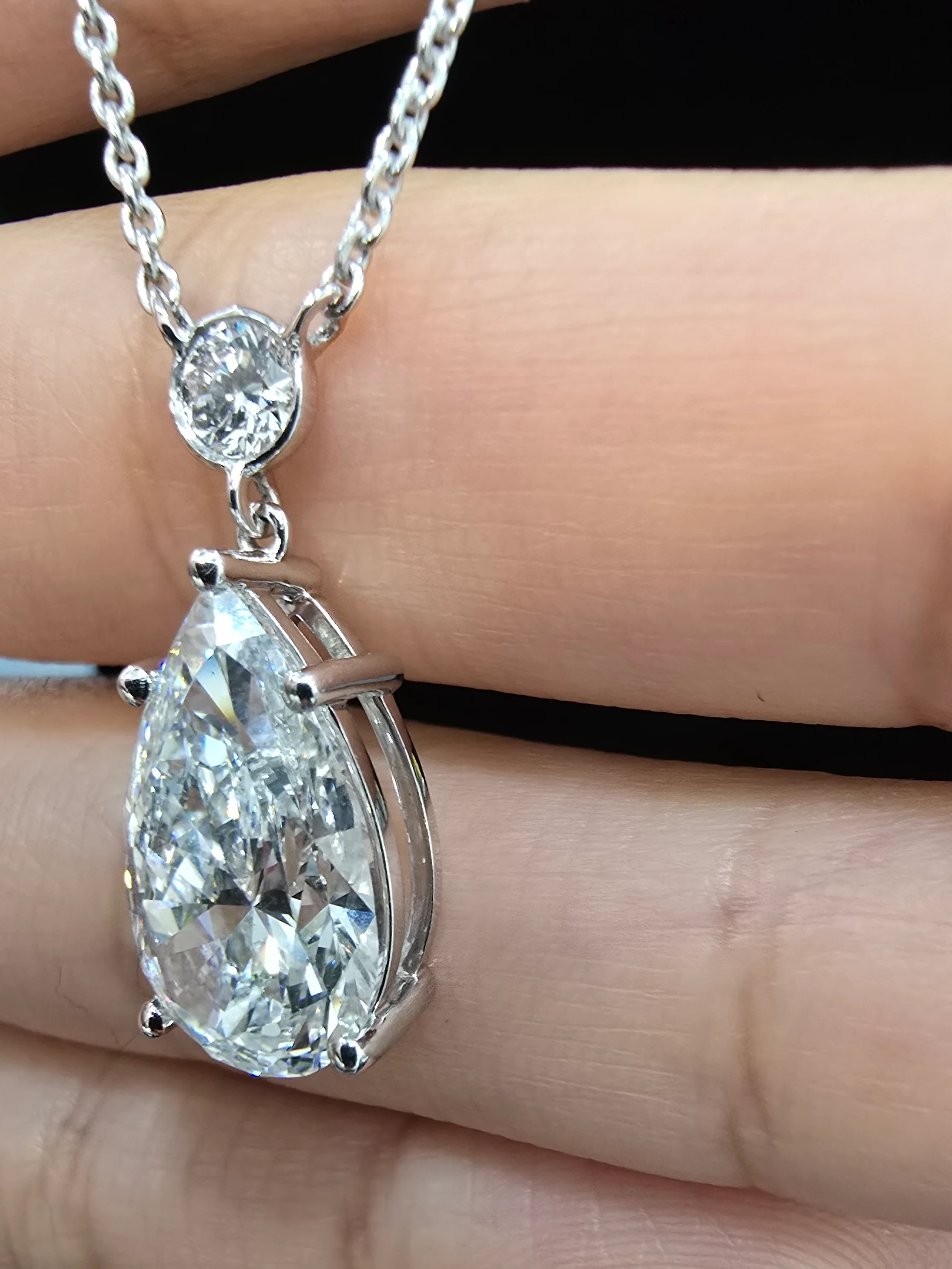 IGI Certified 9.00 Ct Pear Lab Grown Diamond Necklace in White Gold - Image 7