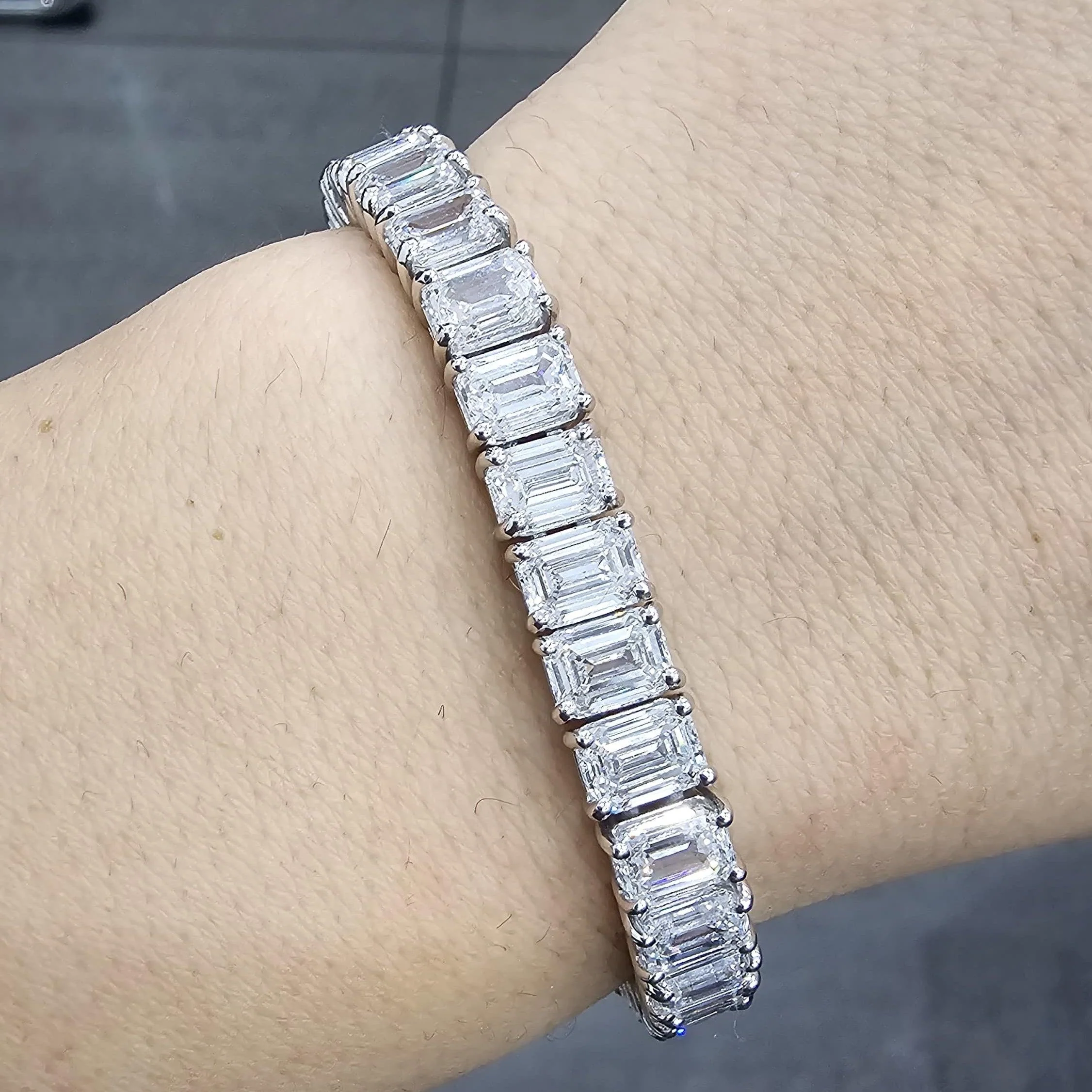 D/VS 27.50 Carat Emerald Cut Lab Diamond Tennis Bracelet In Platinum - Image 2