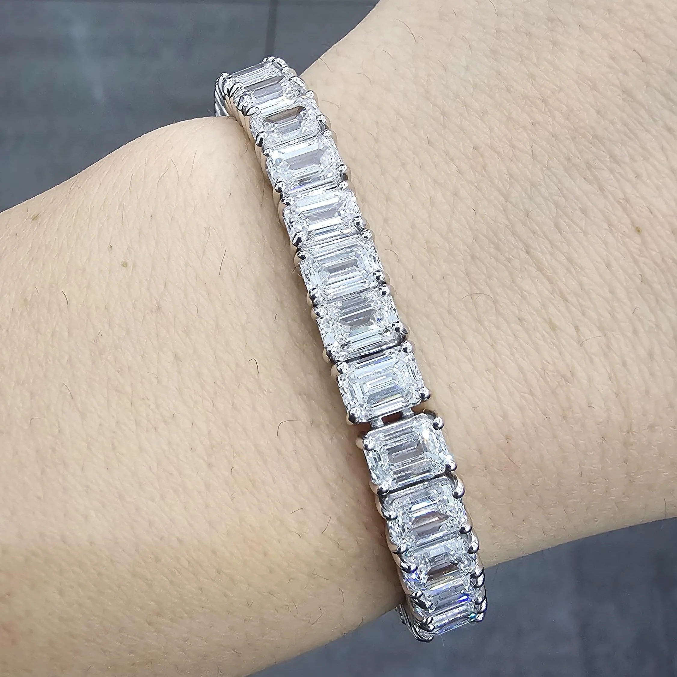 D/VS 27.50 Carat Emerald Cut Lab Diamond Tennis Bracelet In Platinum - Image 6