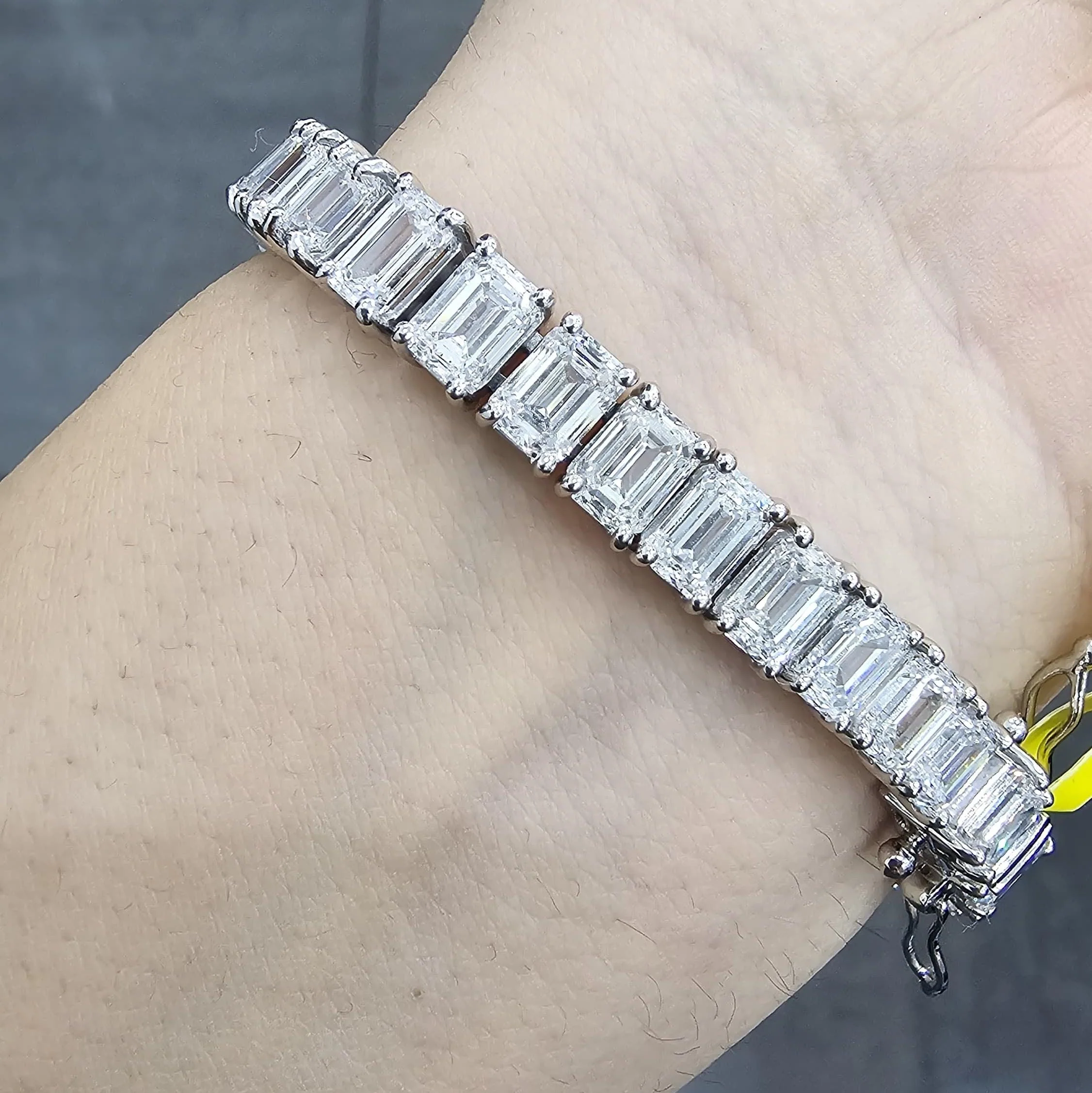 D/VS 27.50 Carat Emerald Cut Lab Diamond Tennis Bracelet In Platinum - Image 7
