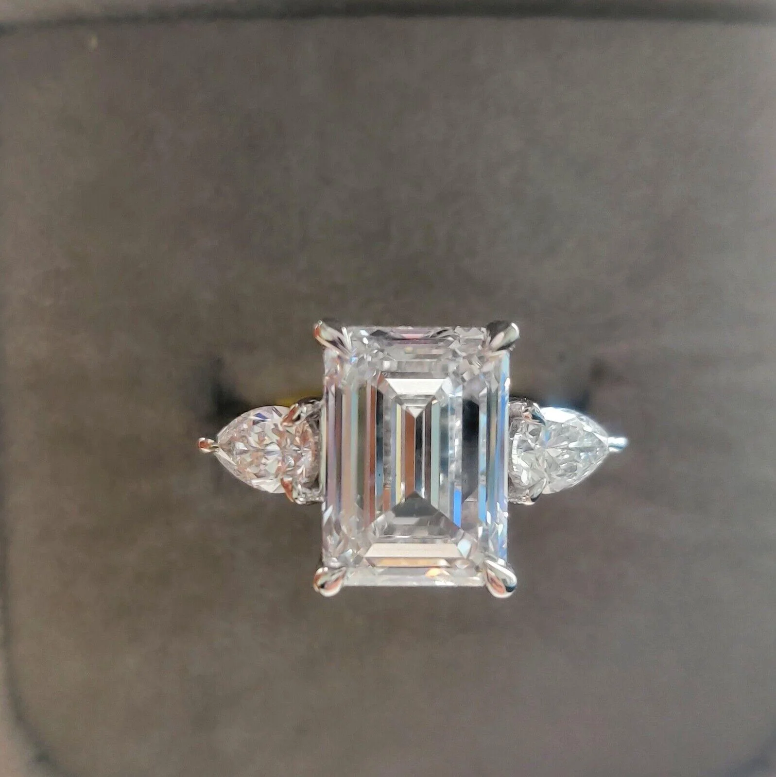 Special Offer ! F/VS 4.50Ct - 5.50 Ct Emerald & Side Pear Diamond Trilogy Ring Platinum - Image 6