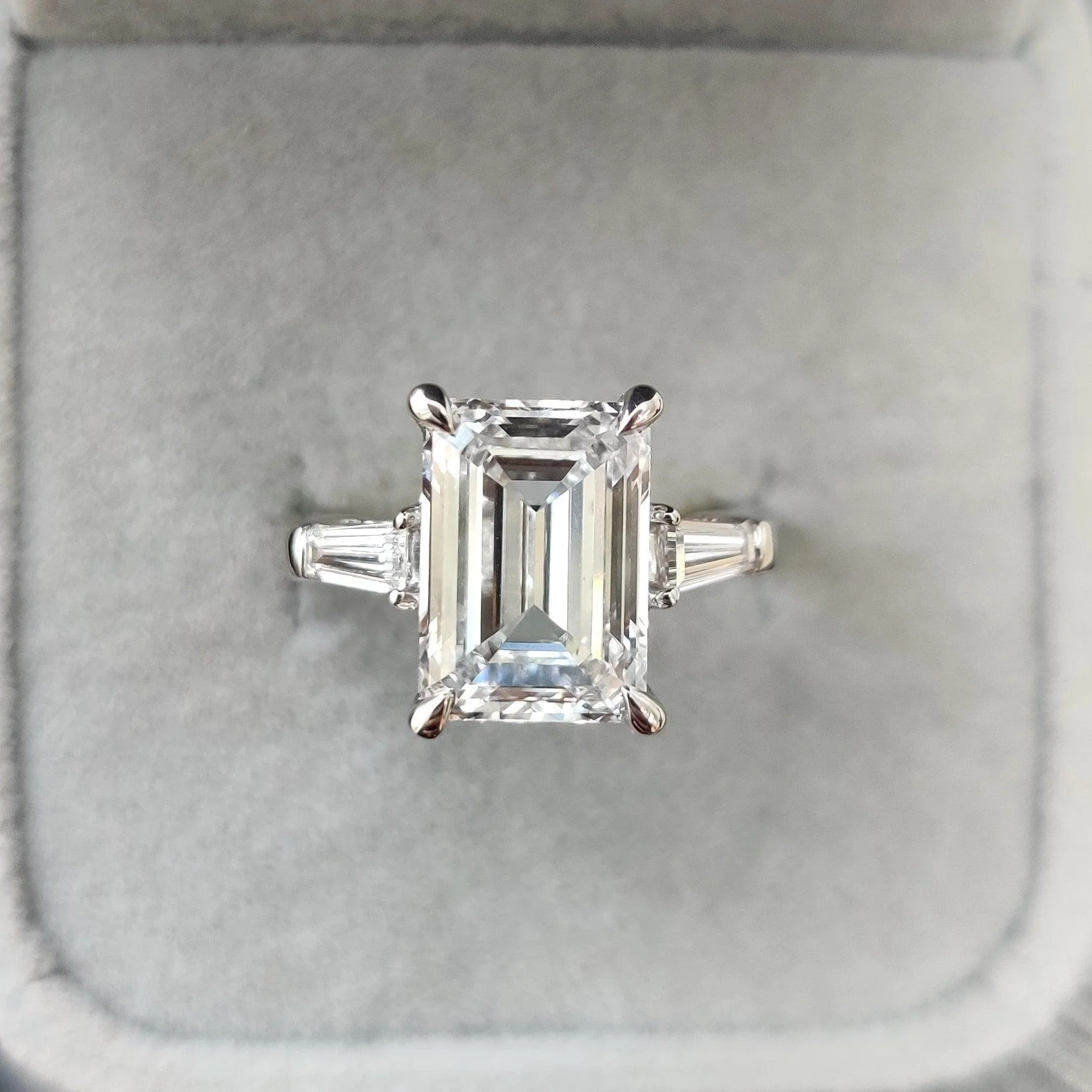 Clearance Sale ! IGI Certified Emerald & Side Lab Diamond Trilogy Ring Platinum 5.50ct - Image 4