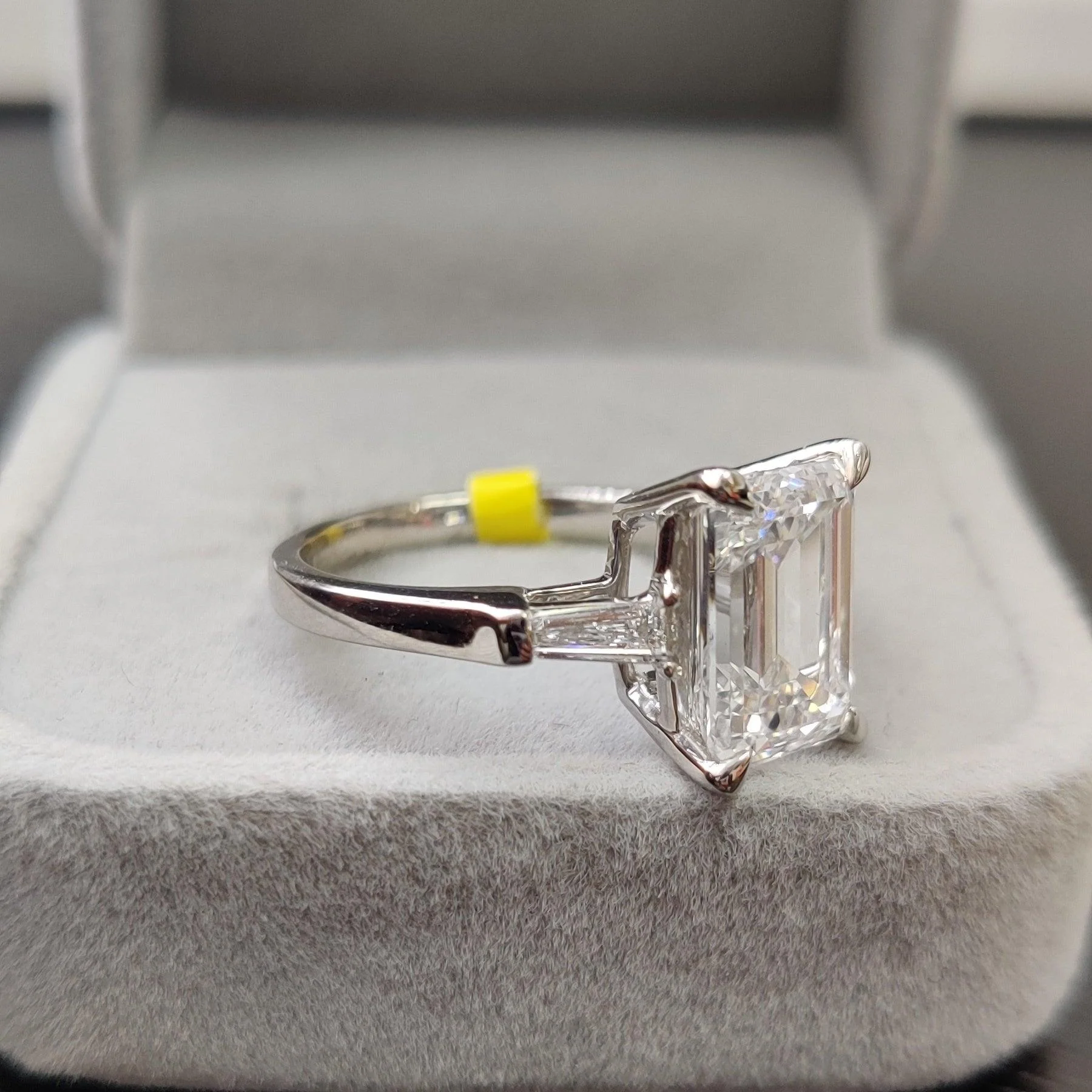Clearance Sale ! IGI Certified Emerald & Side Lab Diamond Trilogy Ring Platinum 5.50ct - Image 5