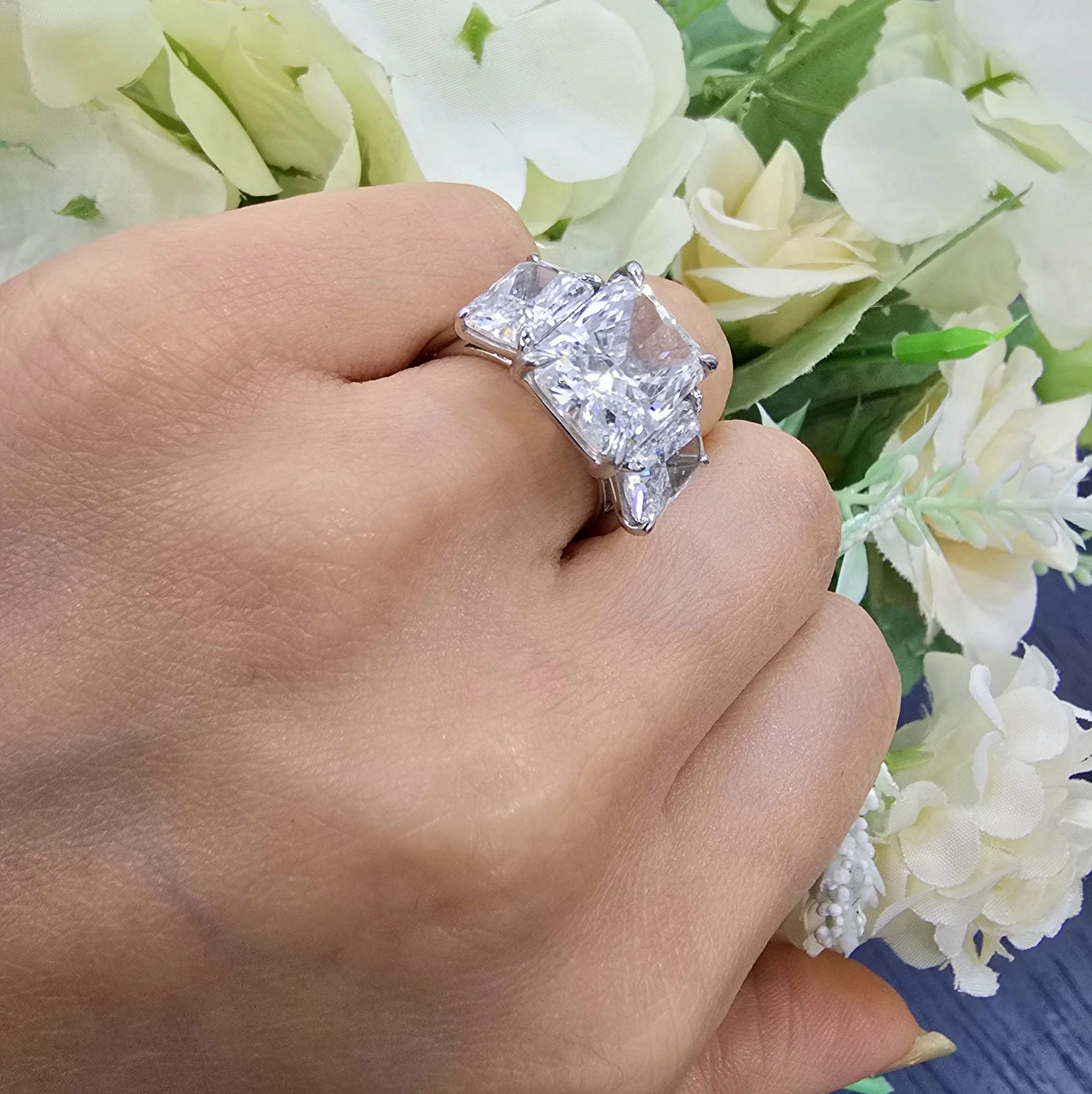 Stunning 11.00CT IGI Certified F/VS Lab Grown Radiant Diamond Trilogy Ring in Platinum - Image 3