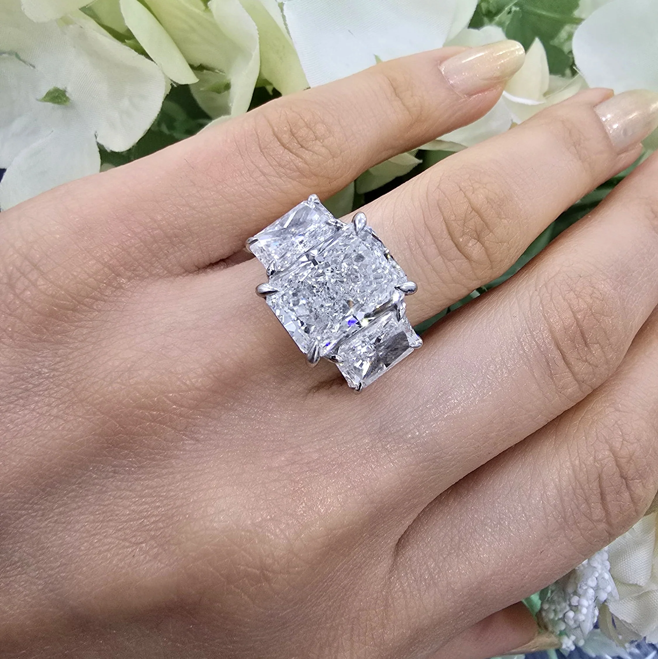 Stunning 11.00CT IGI Certified F/VS Lab Grown Radiant Diamond Trilogy Ring in Platinum - Image 4