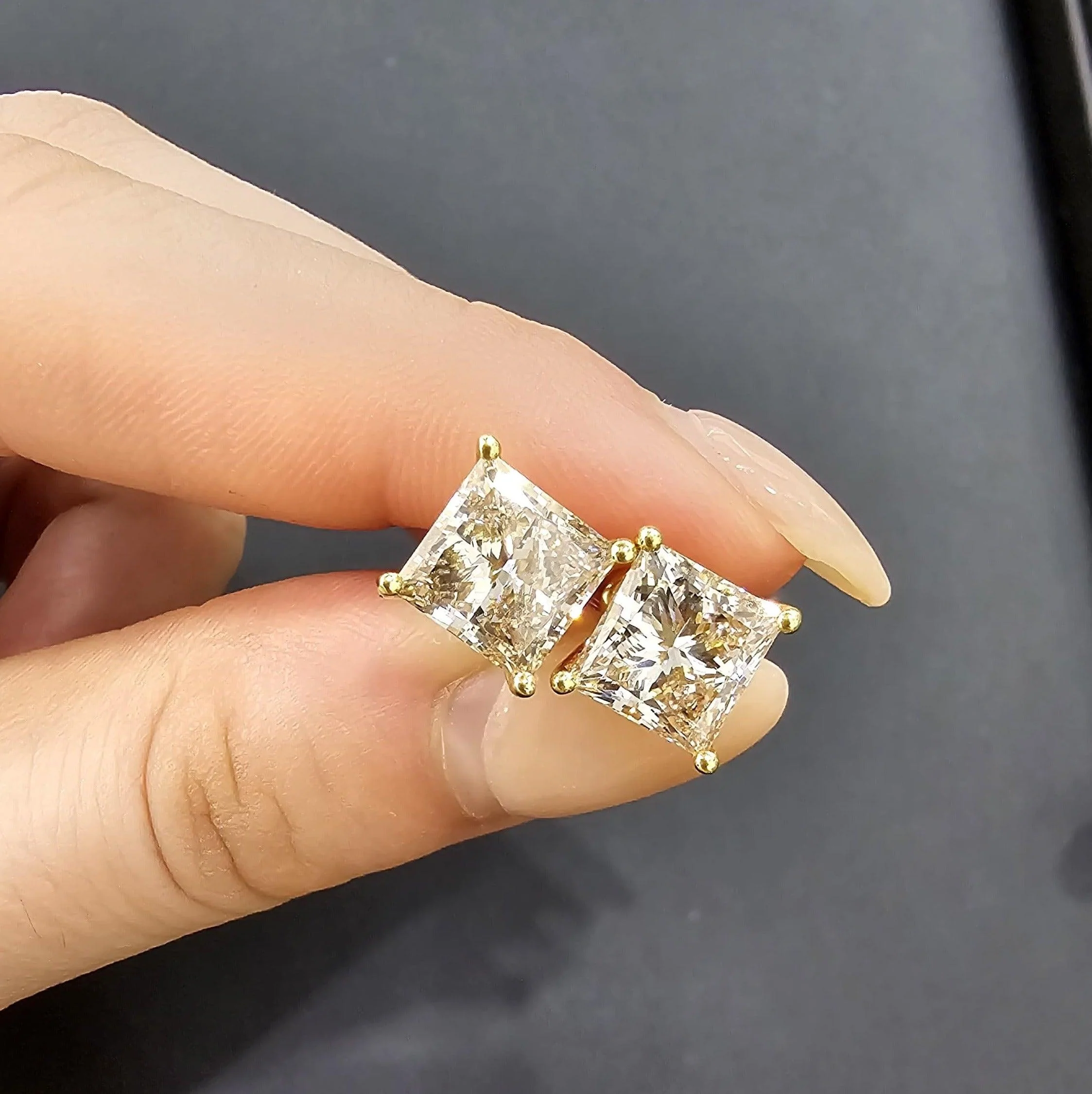 Special Offer..!! VVS Champagne Princess Cut Diamond Stud Earrings, 5.50 Carat - 18k Yellow Gold - Image 4