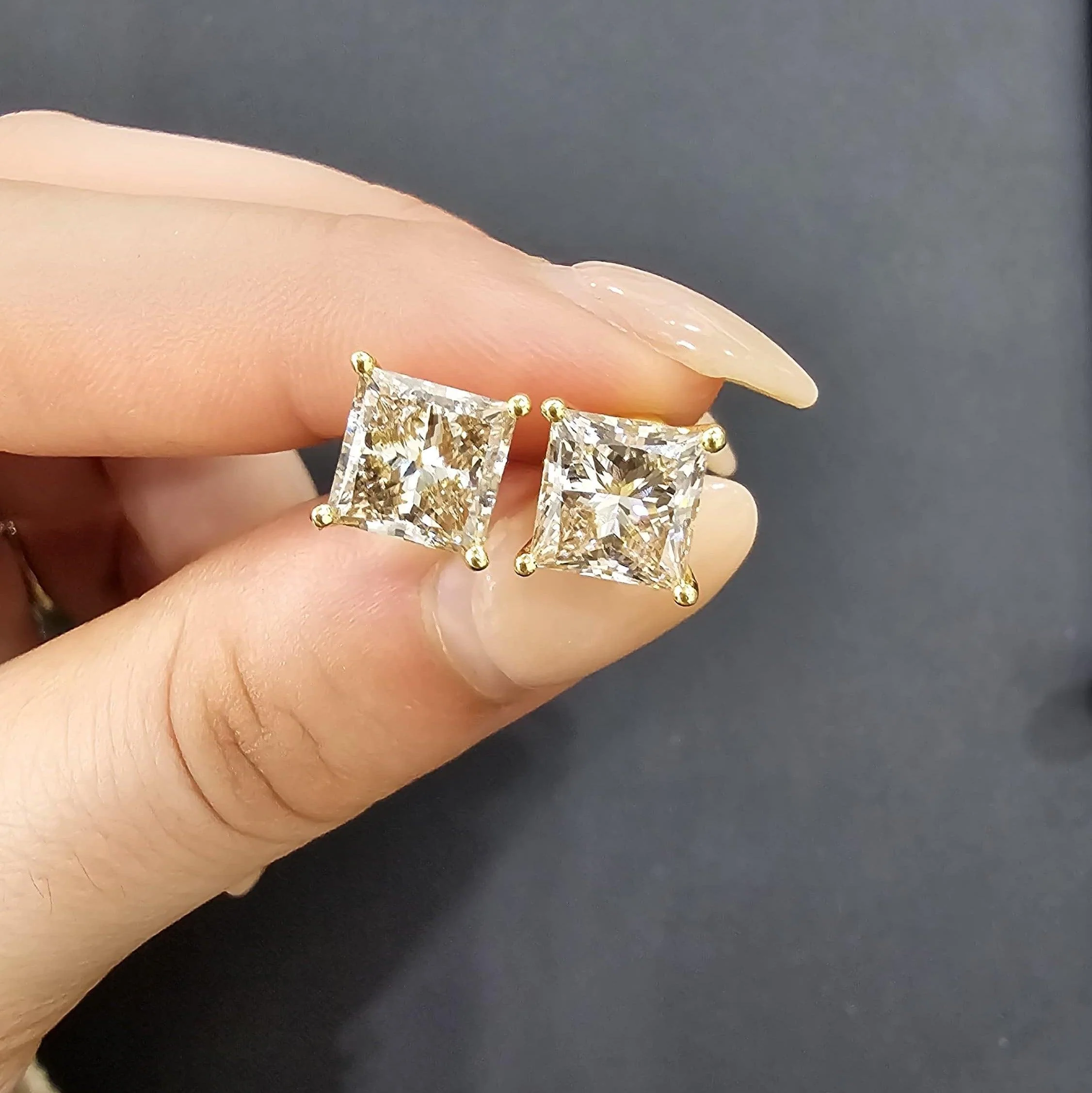 Special Offer..!! VVS Champagne Princess Cut Diamond Stud Earrings, 5.50 Carat - 18k Yellow Gold - Image 5